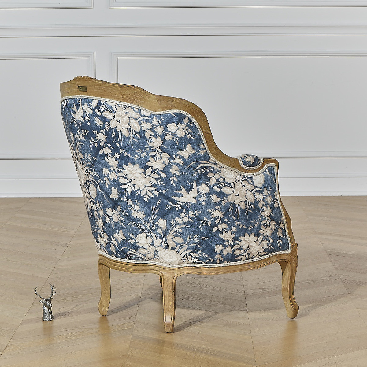 Fauteuil bergère en bois massif, en lin et tissu imprimé fleuri blanc et bleu. VICTOR lin, ROBIN DES BOIS