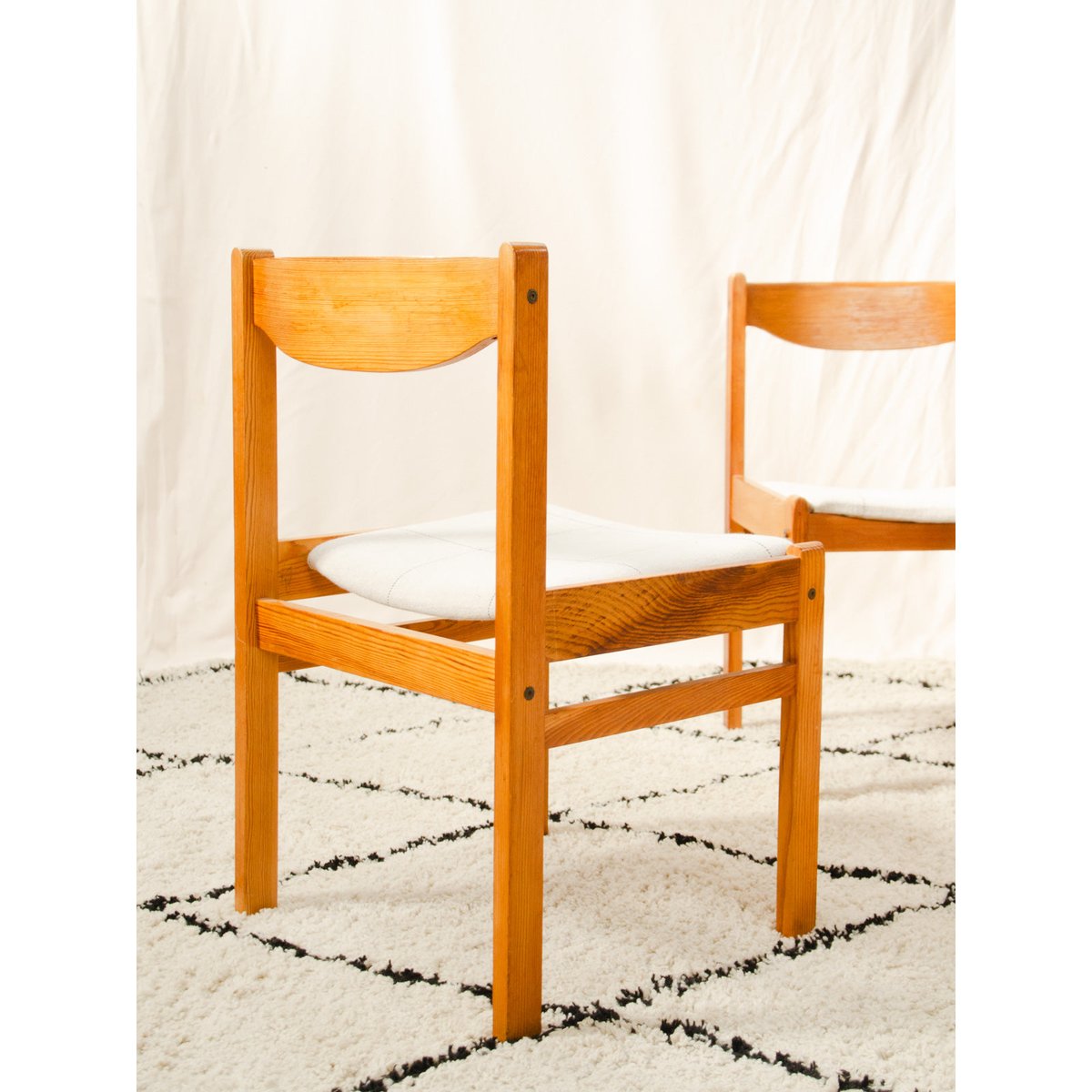 Lot de 4 chaises en pin et tissu Alma N°2139 - Bon état bois clair, DEBONGOUT