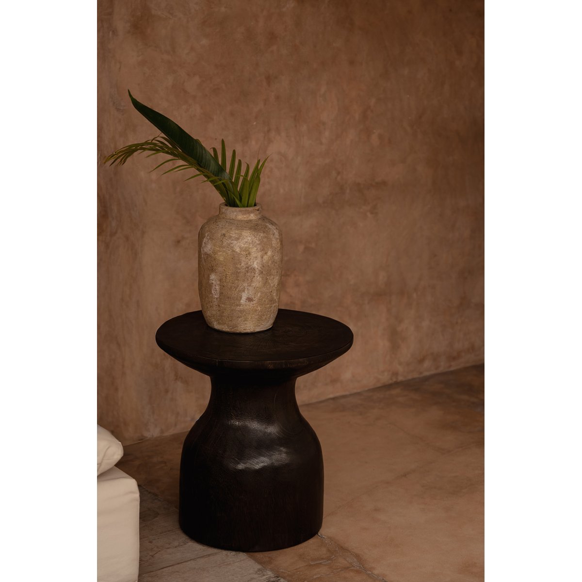 Table d’appoint en bois HOURGLASS marron foncé, BAZAR BIZAR