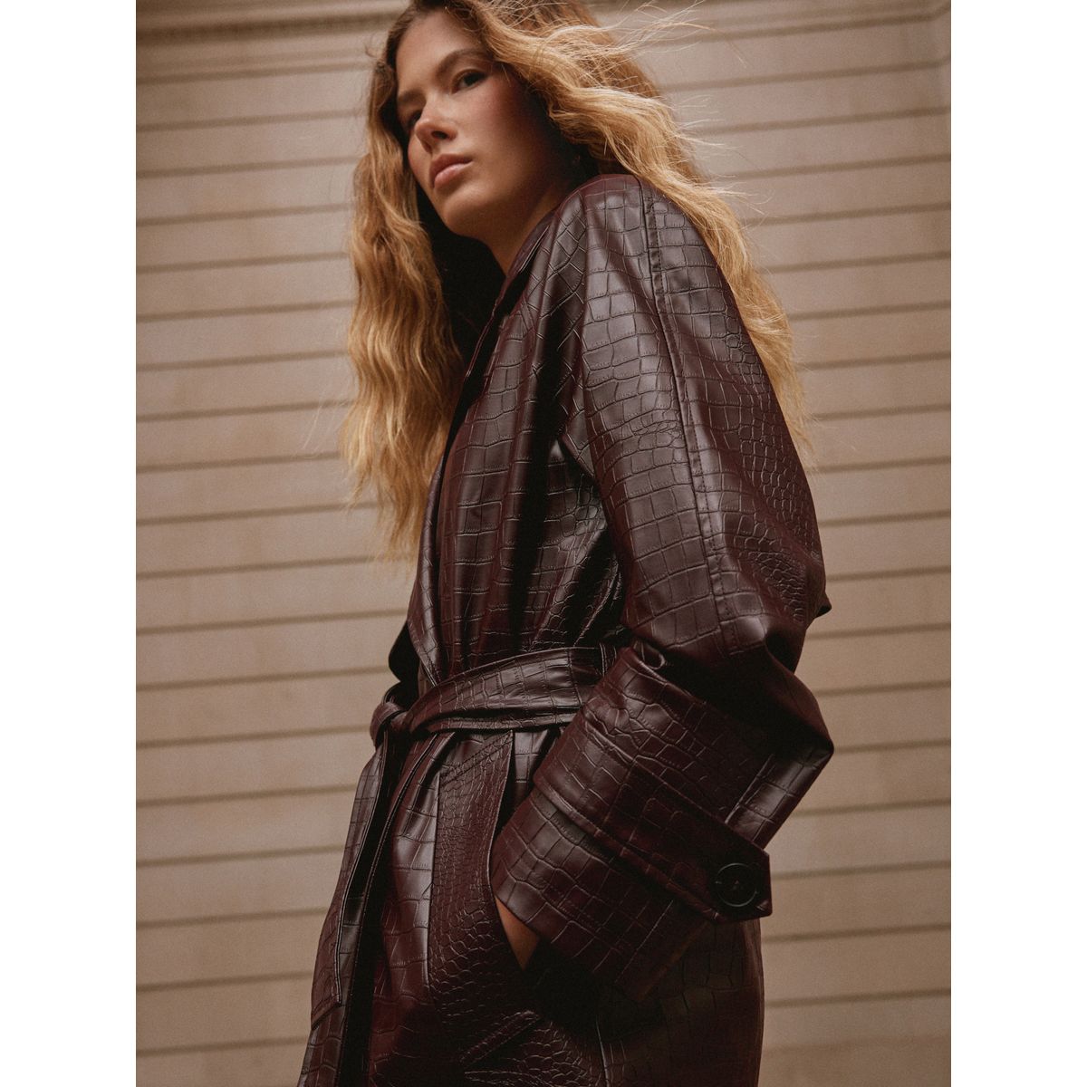 Trench en similicuir effet croco à ceinture marron chocolat, NEXT