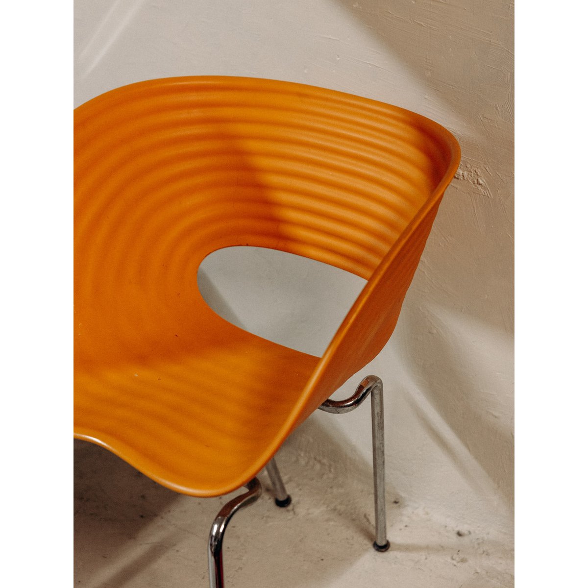 Fauteuil unique en polypropylène orange Jakob N°1381 - Bon état orange, DEBONGOUT