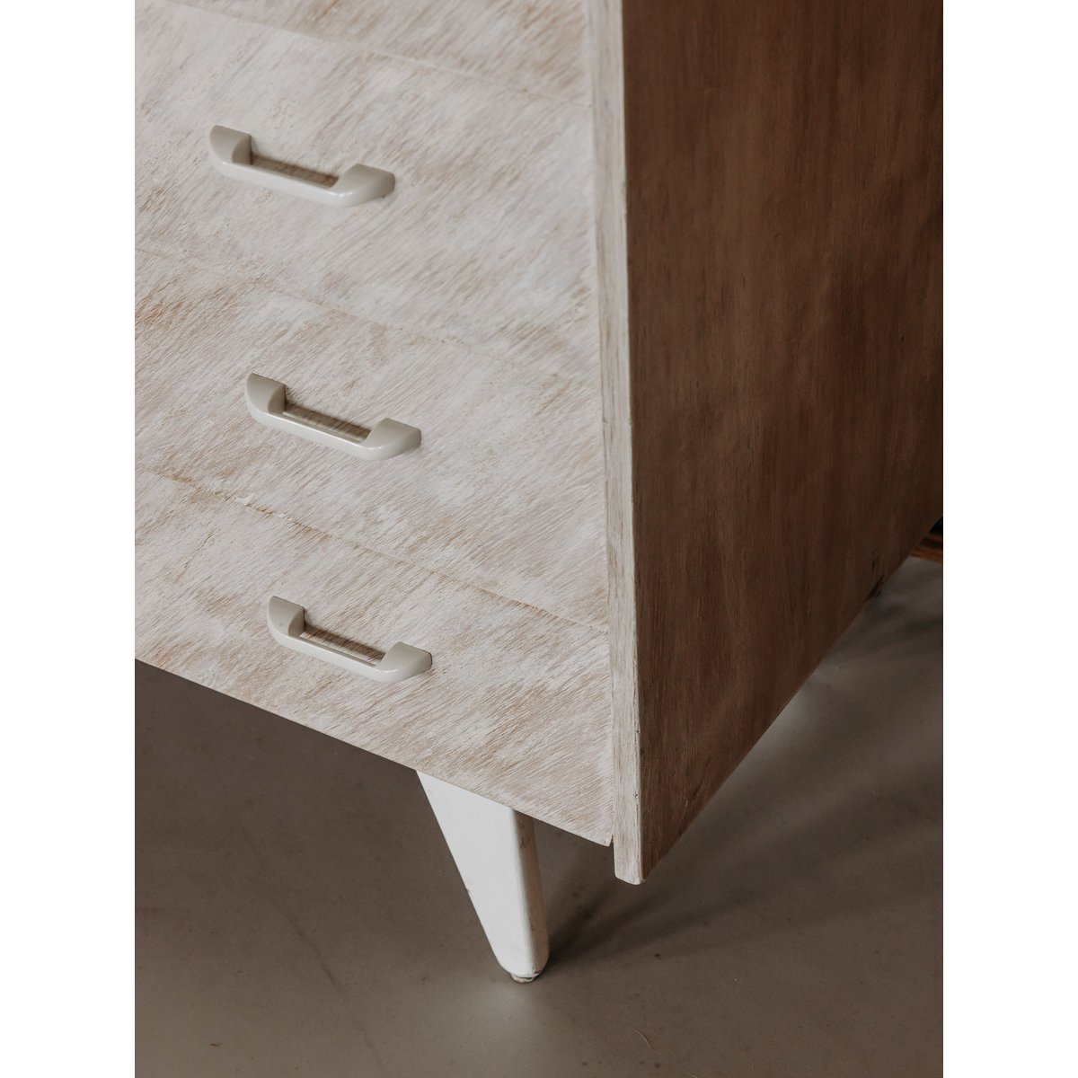 Jolie commode en bois teinté couleur crème Olga N°1109 - Bon état crème, DEBONGOUT