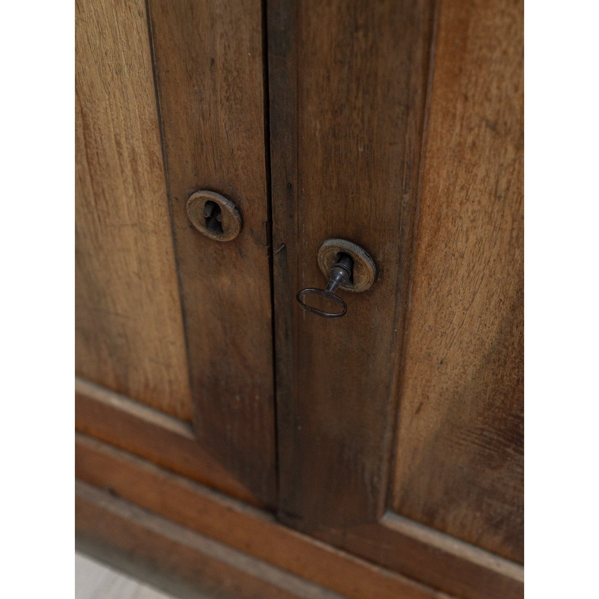 Buffet en bois Gilbert N°1549 - Bon état bois foncé, DEBONGOUT