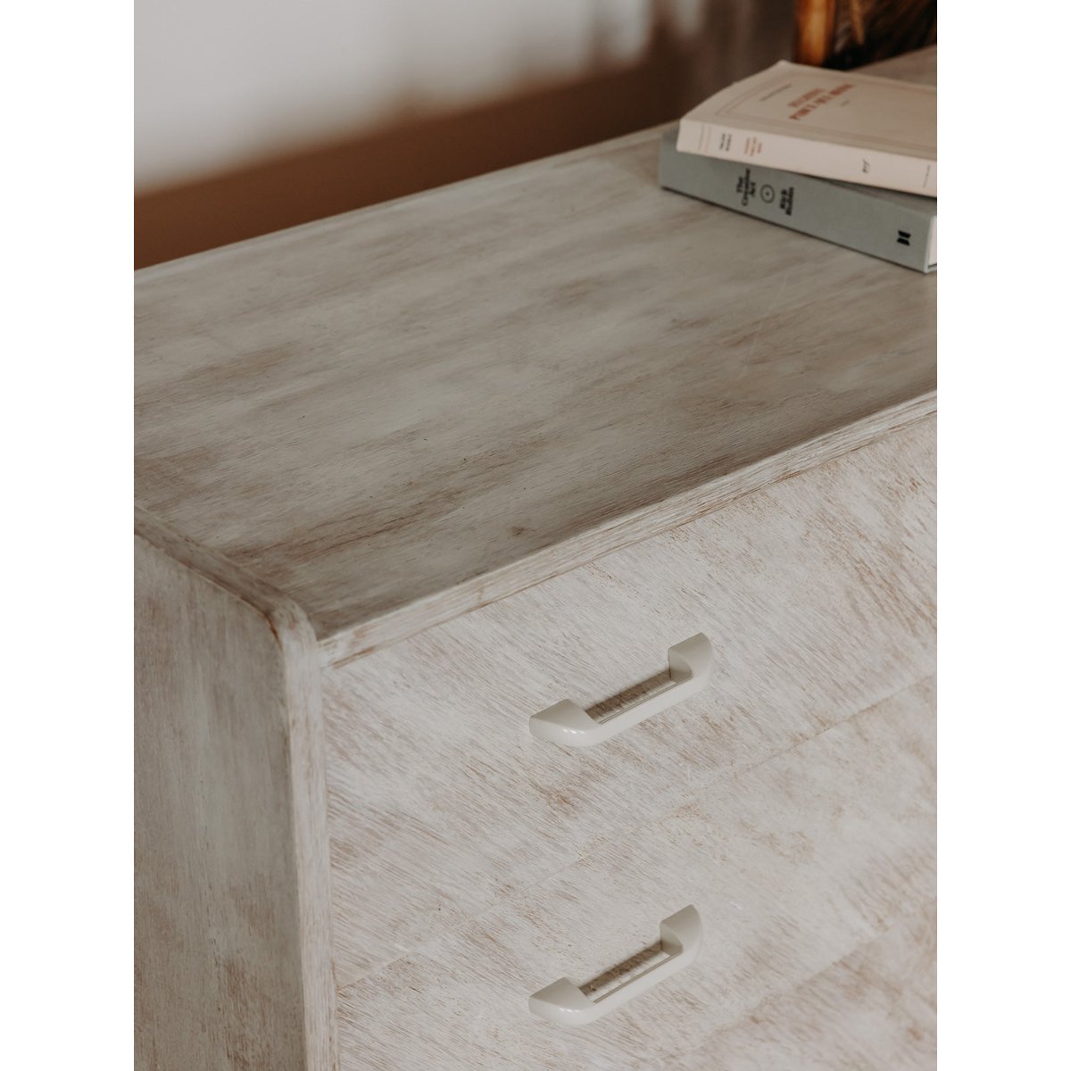 Jolie commode en bois teinté couleur crème Olga N°1109 - Bon état crème, DEBONGOUT
