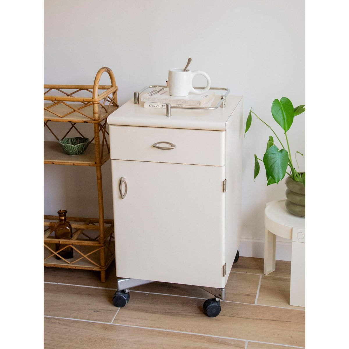 Table d'appoint en mélaminé crème Hanna N°1568 - Bon état crème, DEBONGOUT