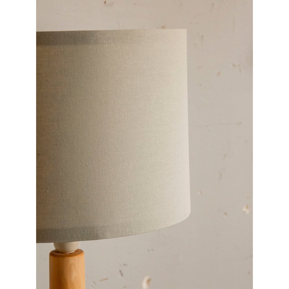 Lampadaire en bois aux lignes épurées Julien N°375 - Bon état bois clair, DEBONGOUT