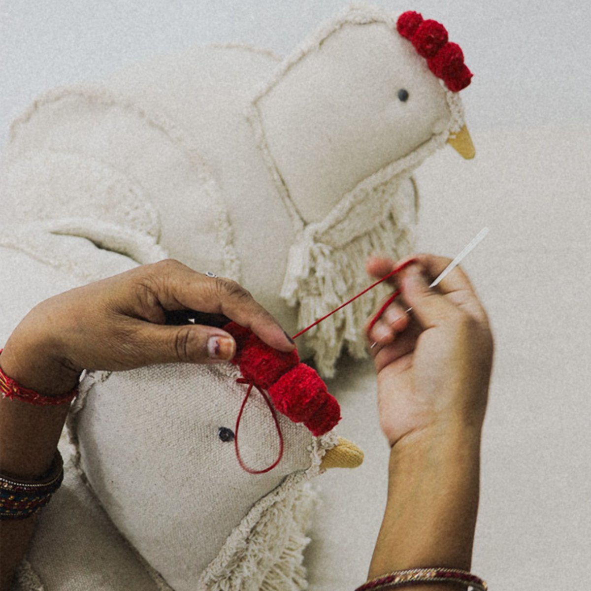 Pouf enfant en coton Poule GROWING UP ON A FARM naturel, LORENA CANALS