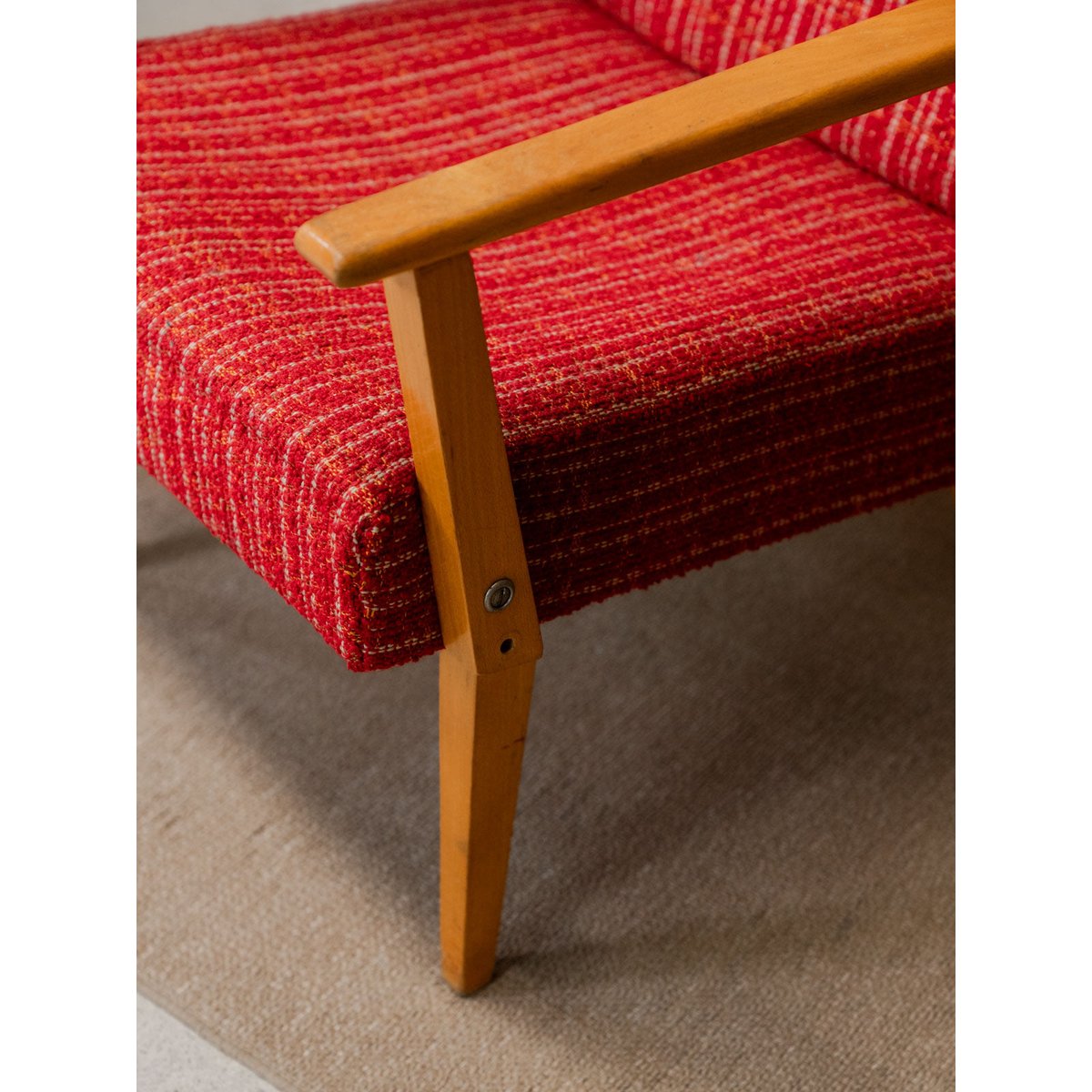 Fauteuil en tweed rouge Jakob N°1243 - Bon état rouge, DEBONGOUT