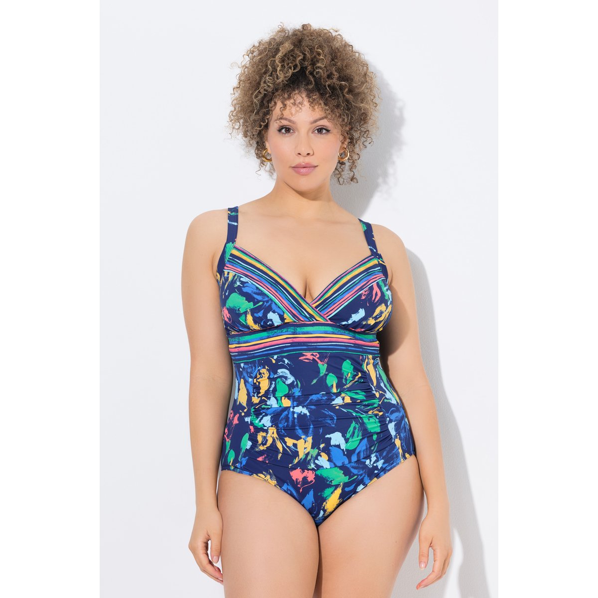 Maillot de bain à bonnets souples. Décolleté marine, ULLA POPKEN