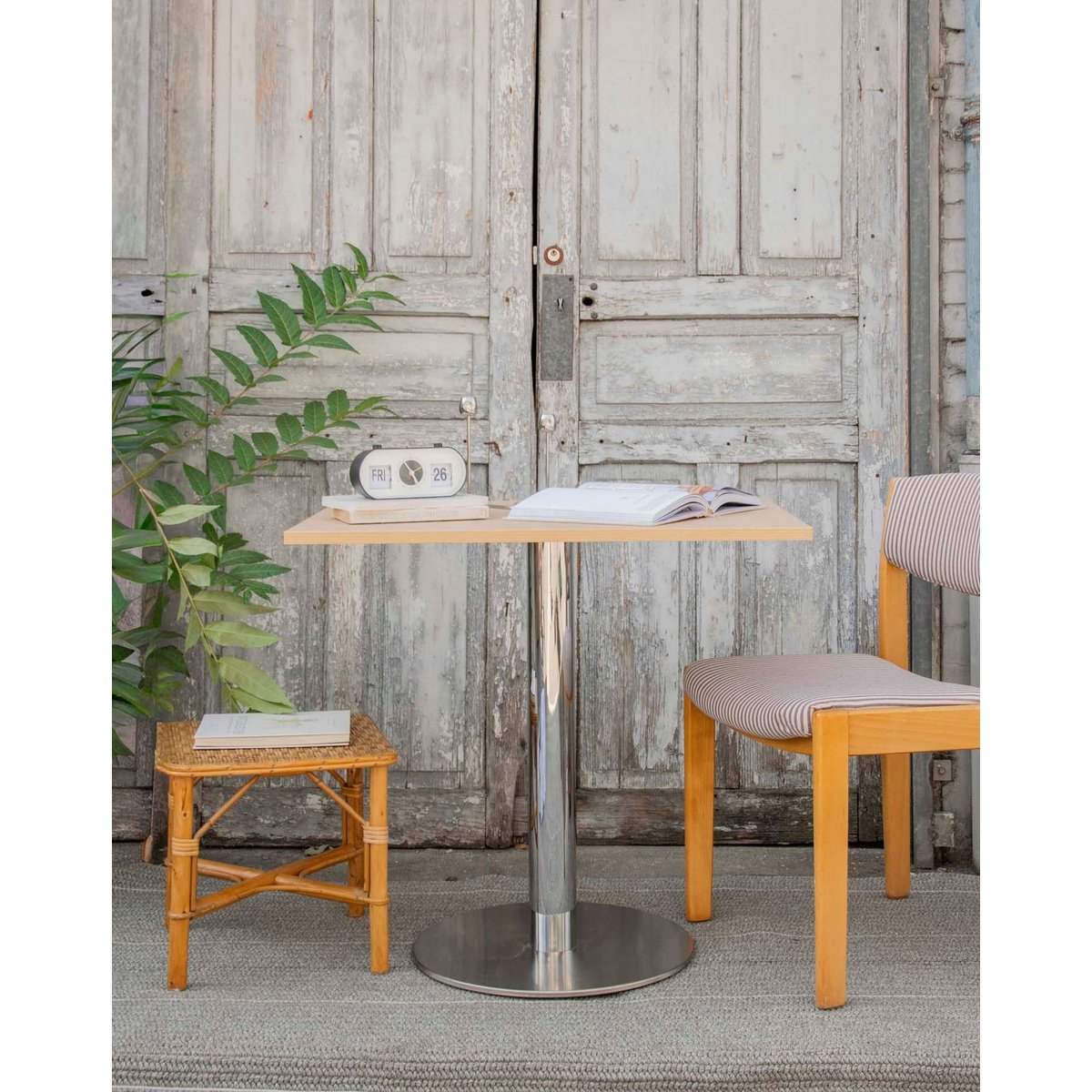 Table à manger carrée au pied chromé Karla N°1226 - Bon état bois clair, DEBONGOUT
