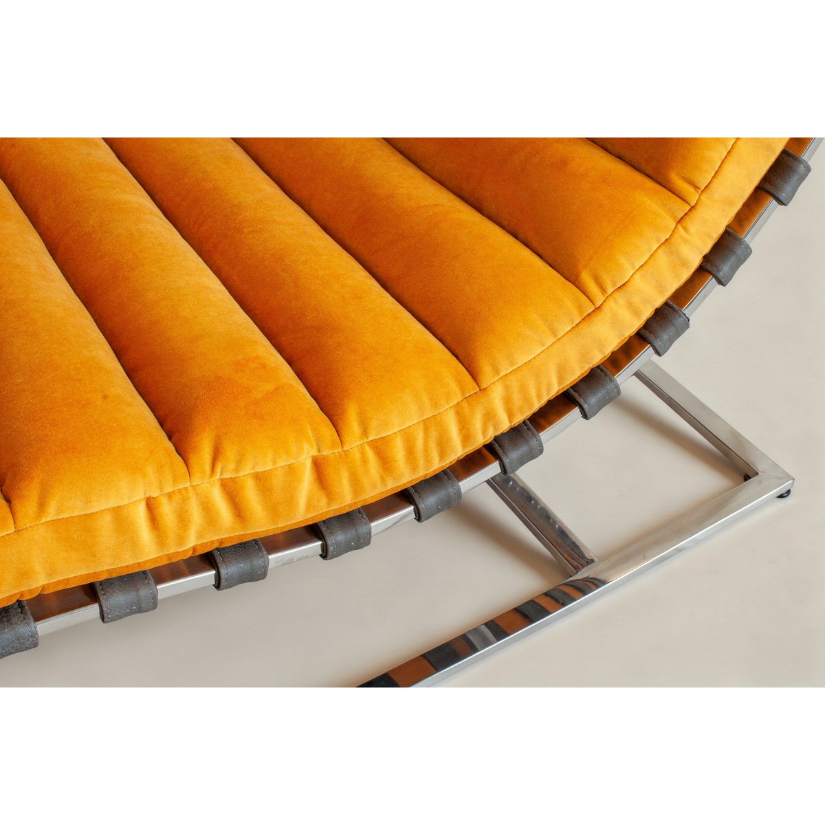 Chaise longue en velours et acier chromé WEIMAR orange, PRODUIT INTERIEUR BRUT