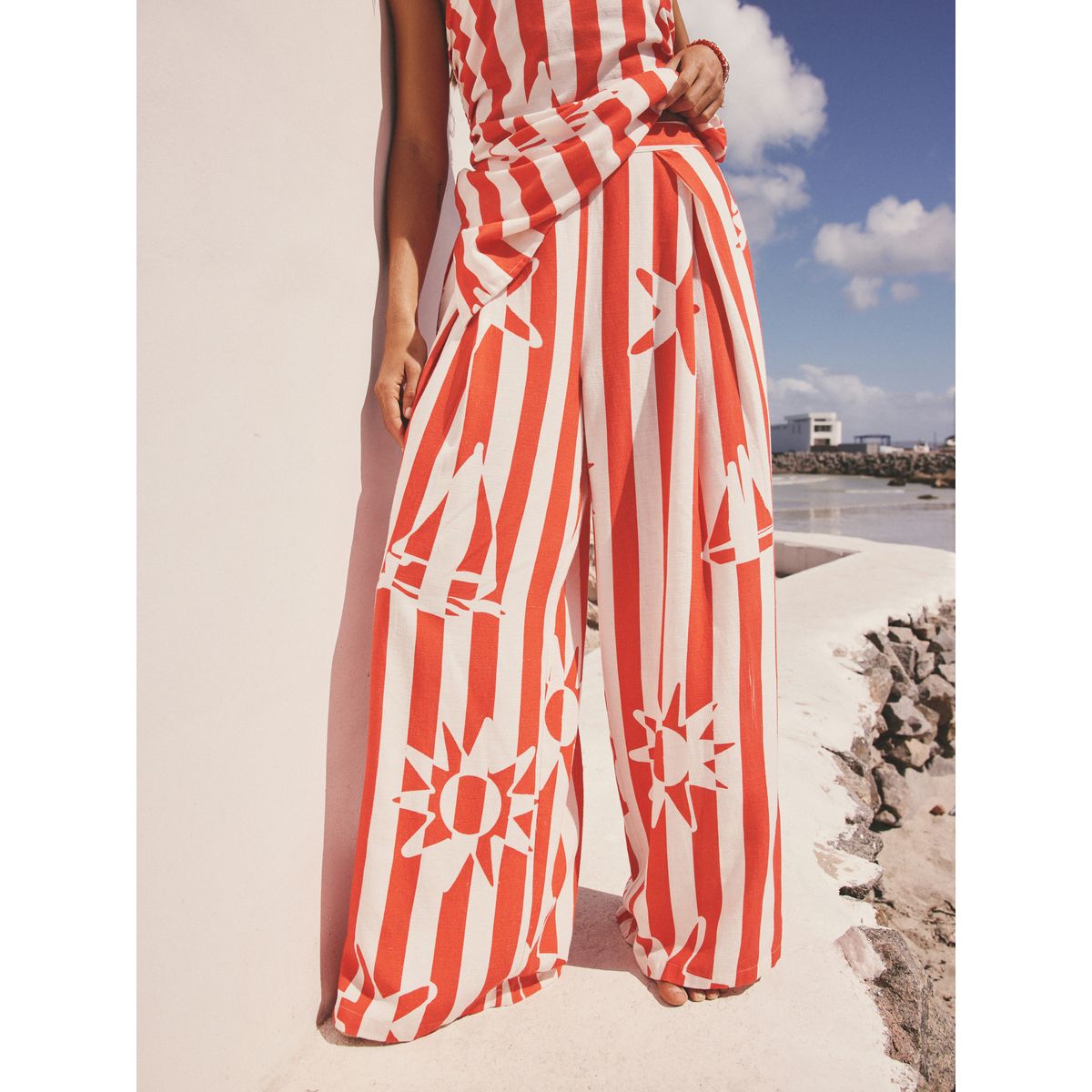 Pantalon large avec pli sur le devant imprimé soleil à rayures rouges et blanches, NEXT