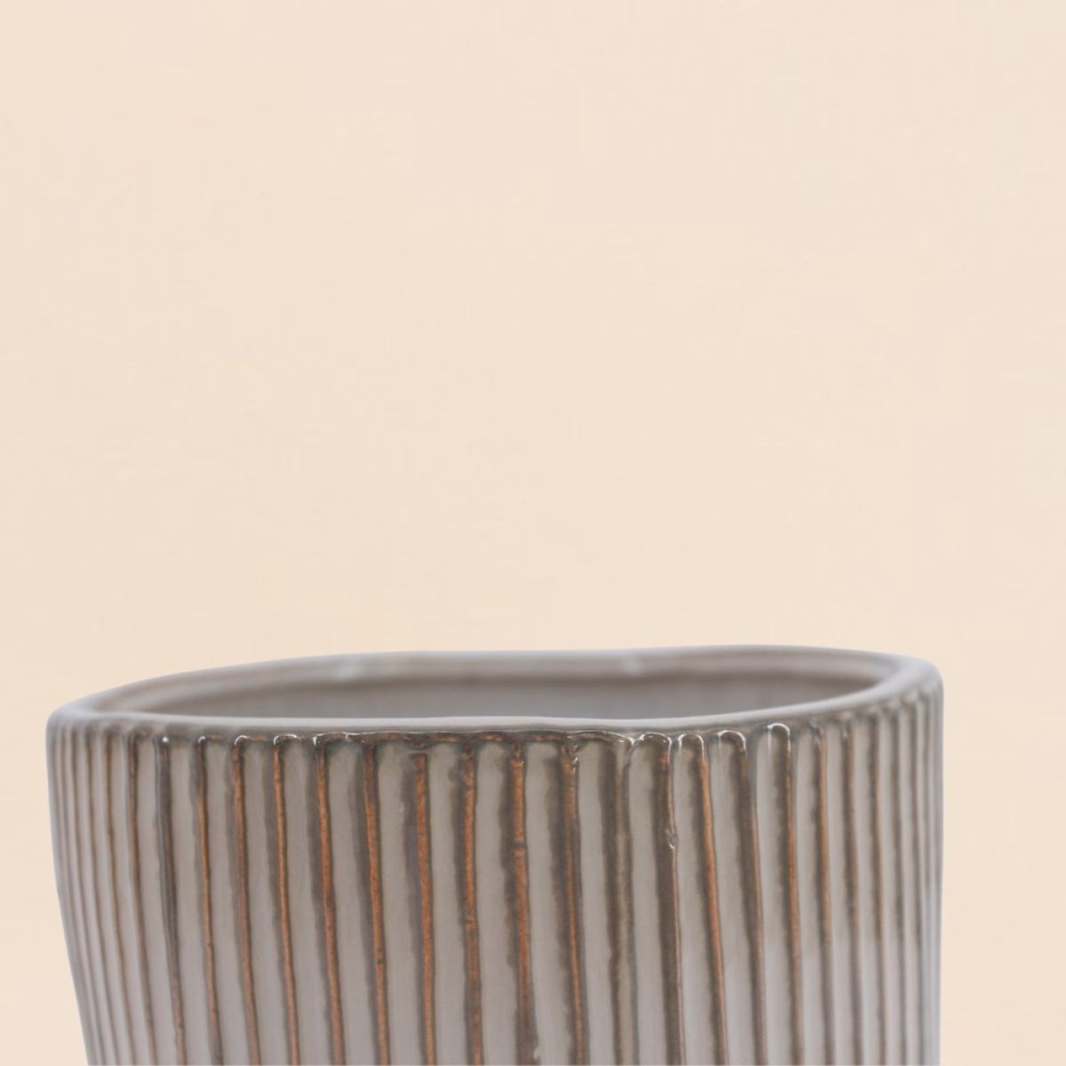 Cache-pot en céramique striée 16cm marron, ORNAMI