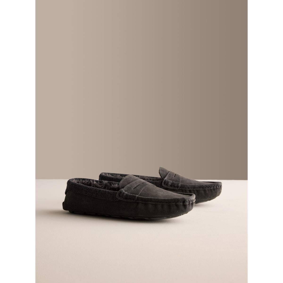 Chaussons style mocassins en daim gris, NEXT