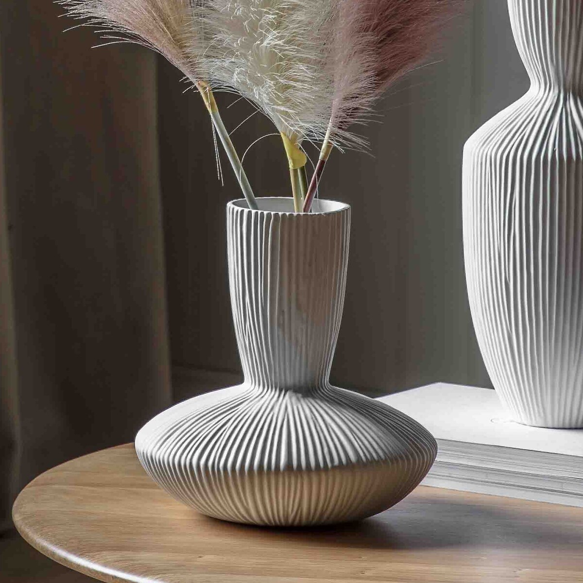 23cm Ribbed Stoneware Vase in White cream, ÉDITÉ