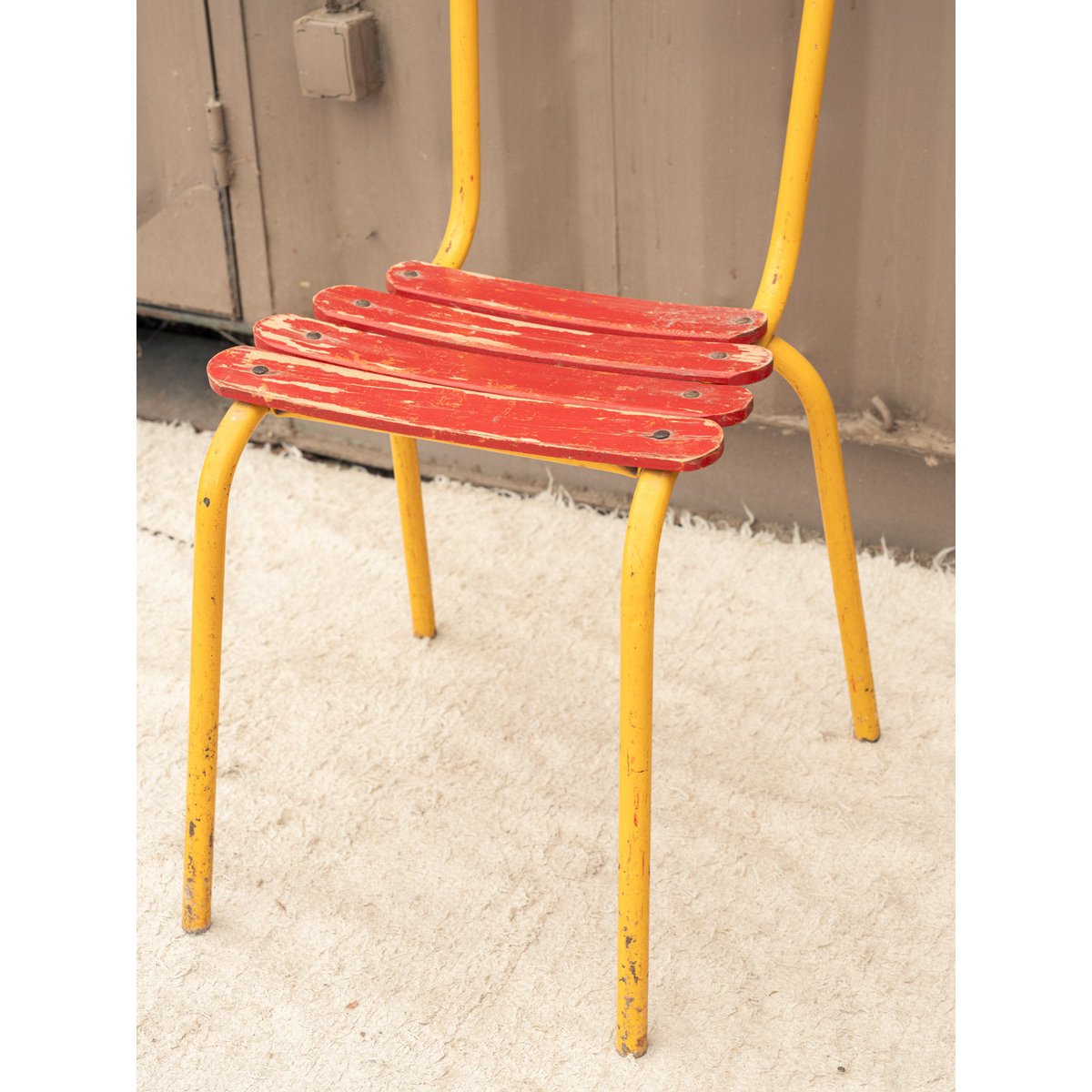 Lot de 6 chaises en métal rouge et jaune Alma N°2020 - Bon état rouge, DEBONGOUT