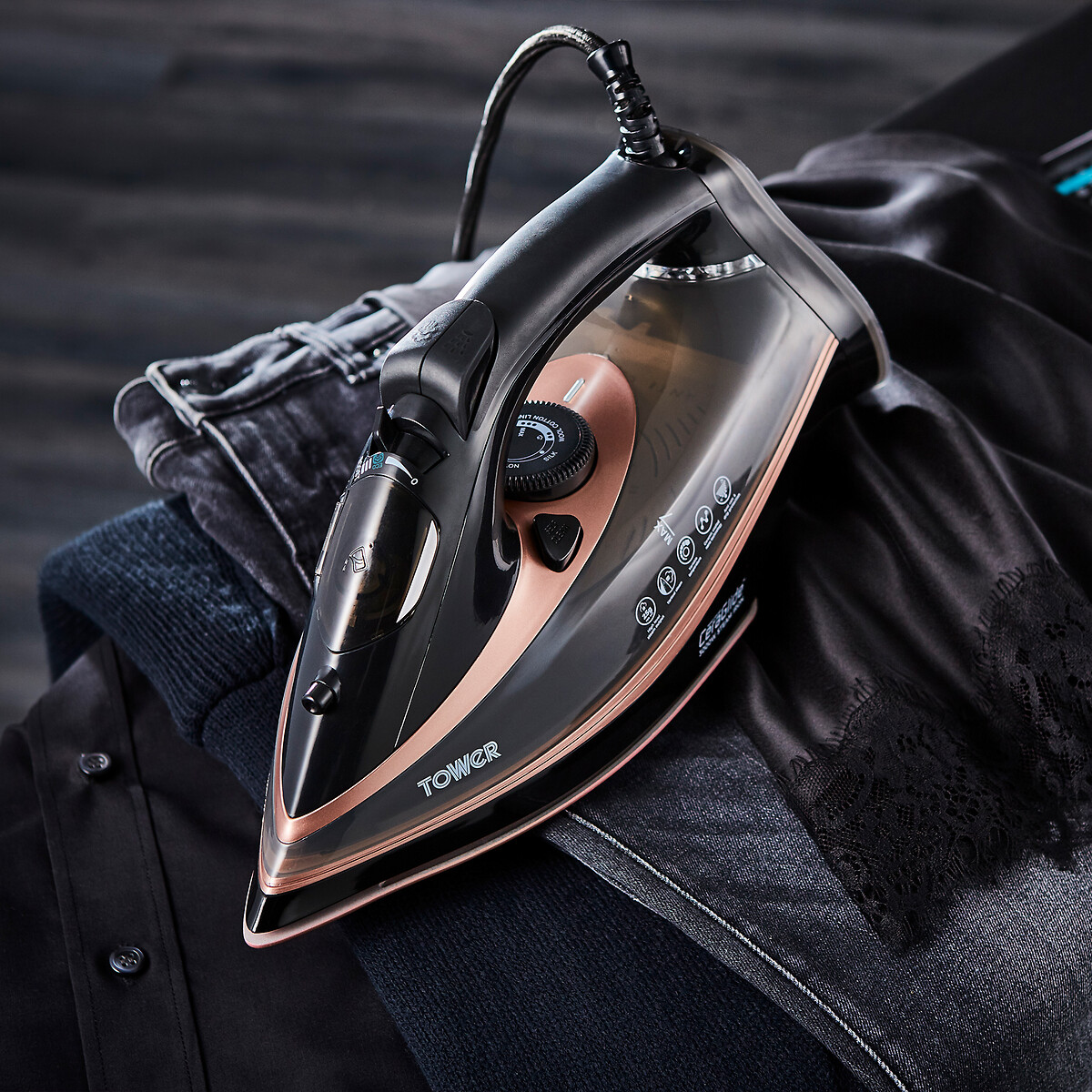 CeraGlide 3100W Iron - T22013 black, TOWER