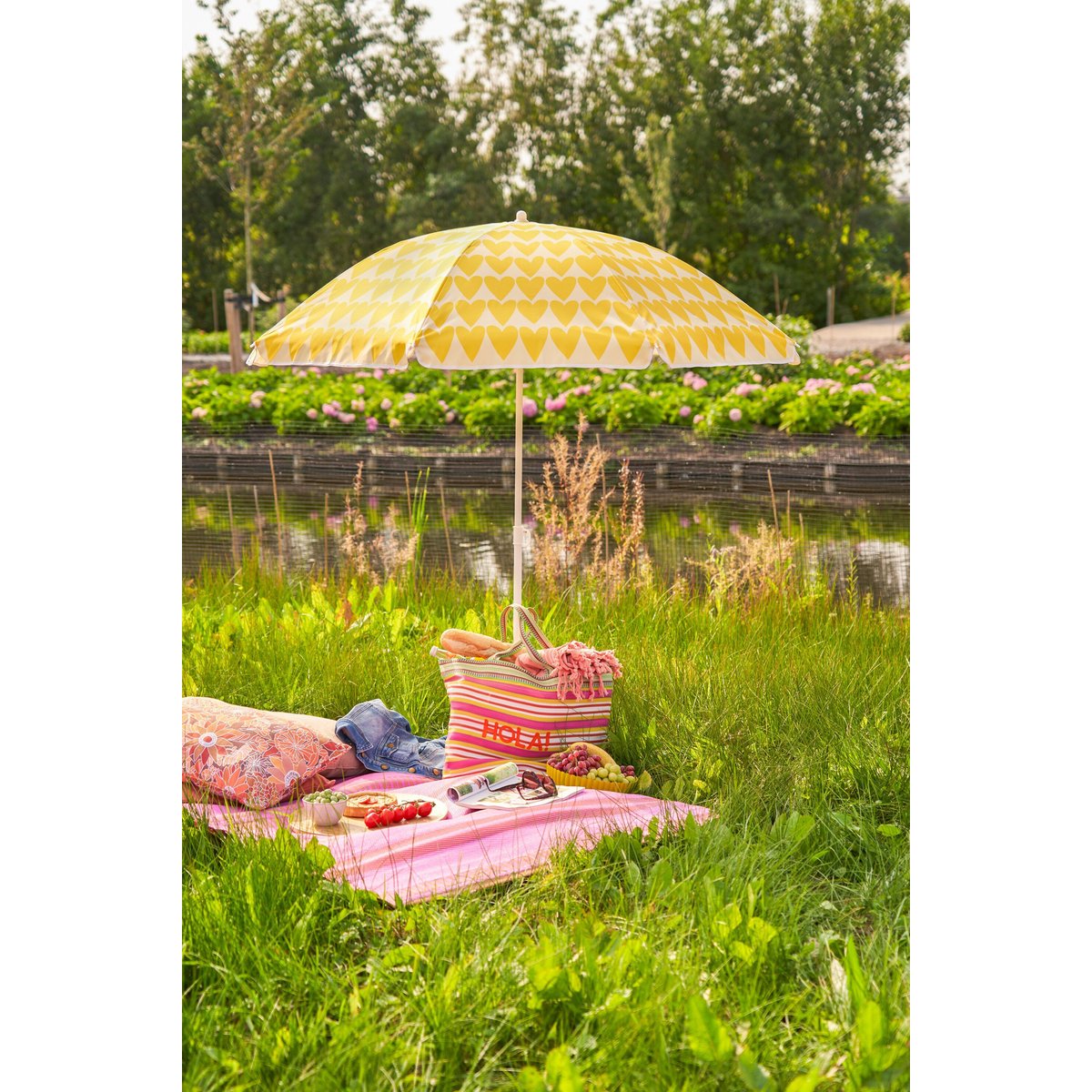 Parasol de plage à imprimé cœur HEART jaune, MICA DECORATIONS