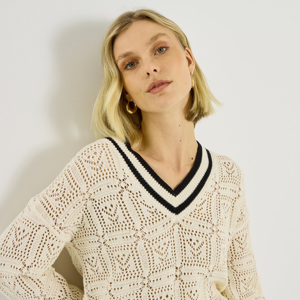 Pull en crochet à col V blanc cassé ecru, GRAIN DE MALICE