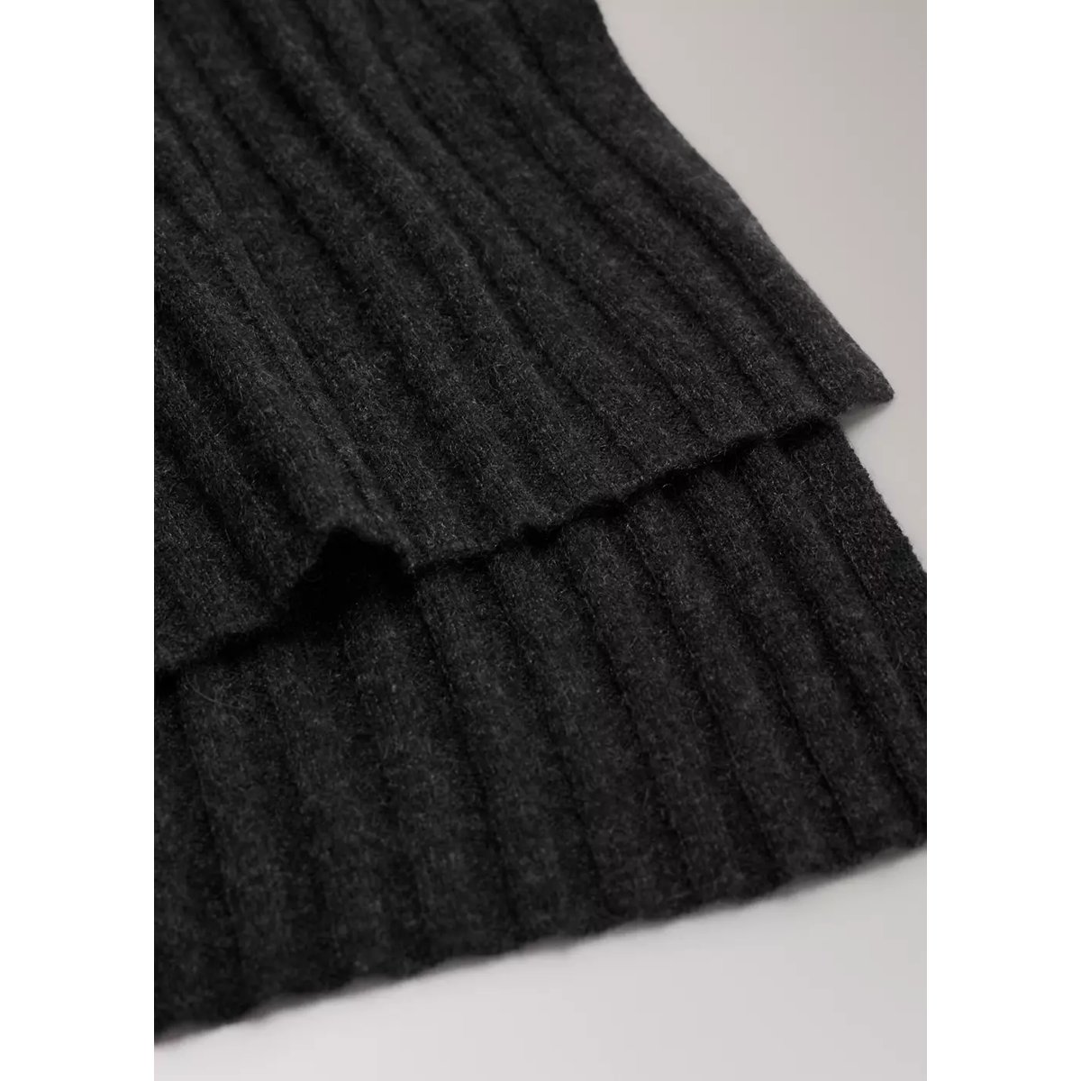 Écharpe côtelée en cachemire gris anthracite, MANGO
