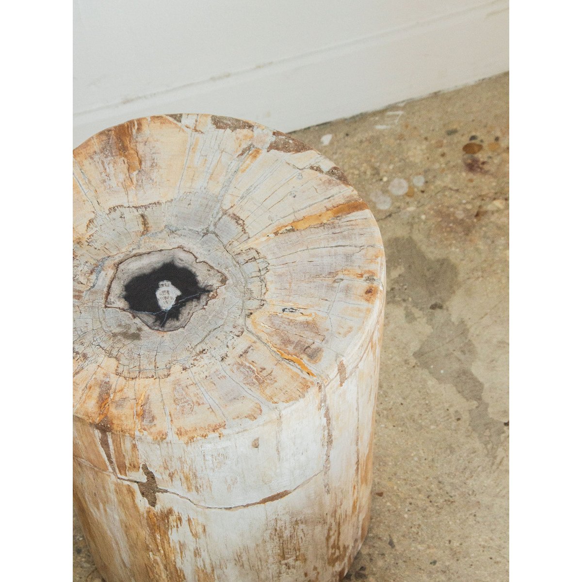 Table d'appoint en bois pétrifié Hanna N°427 - Bon état bois, DEBONGOUT