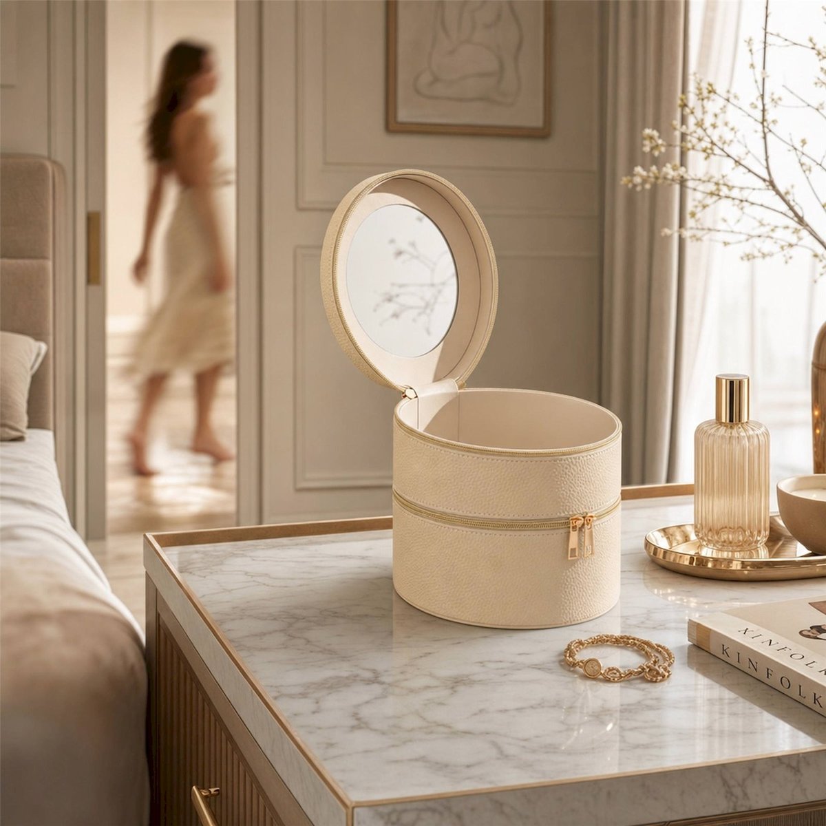 Boîte à cosmétiques ronde avec miroir beige avec détails dorés, RECOLLECTION