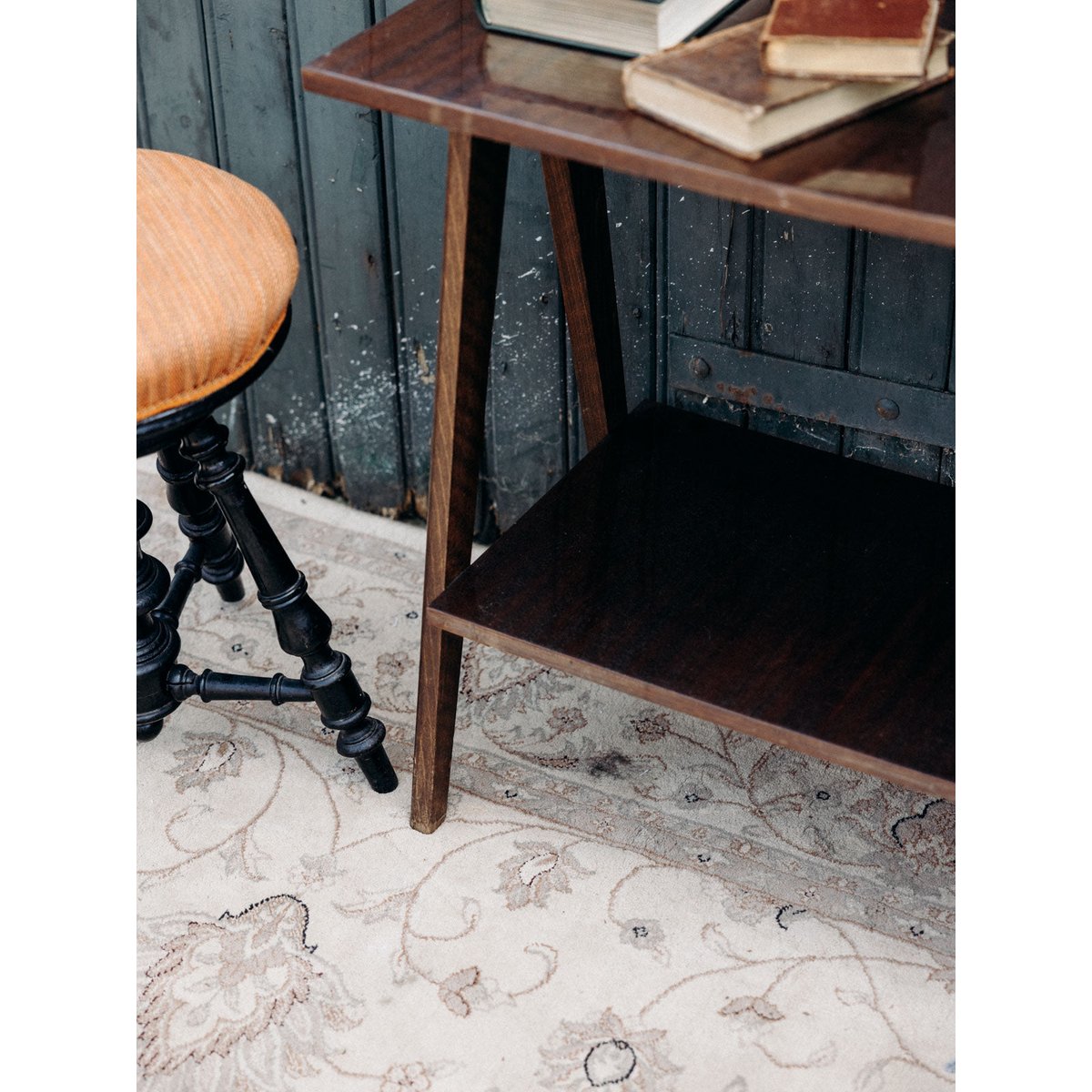 Table d'appoint en bois foncé Francine N°989 - Bon état bois foncé, DEBONGOUT