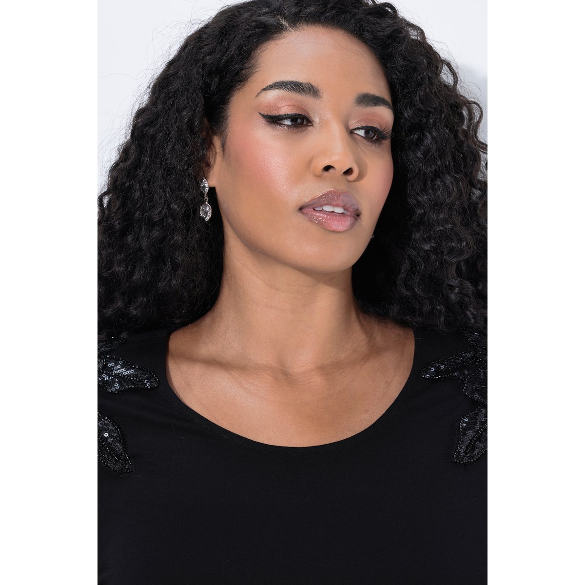 T-shirt avec fleurs en paillettes sequins noir, ULLA POPKEN