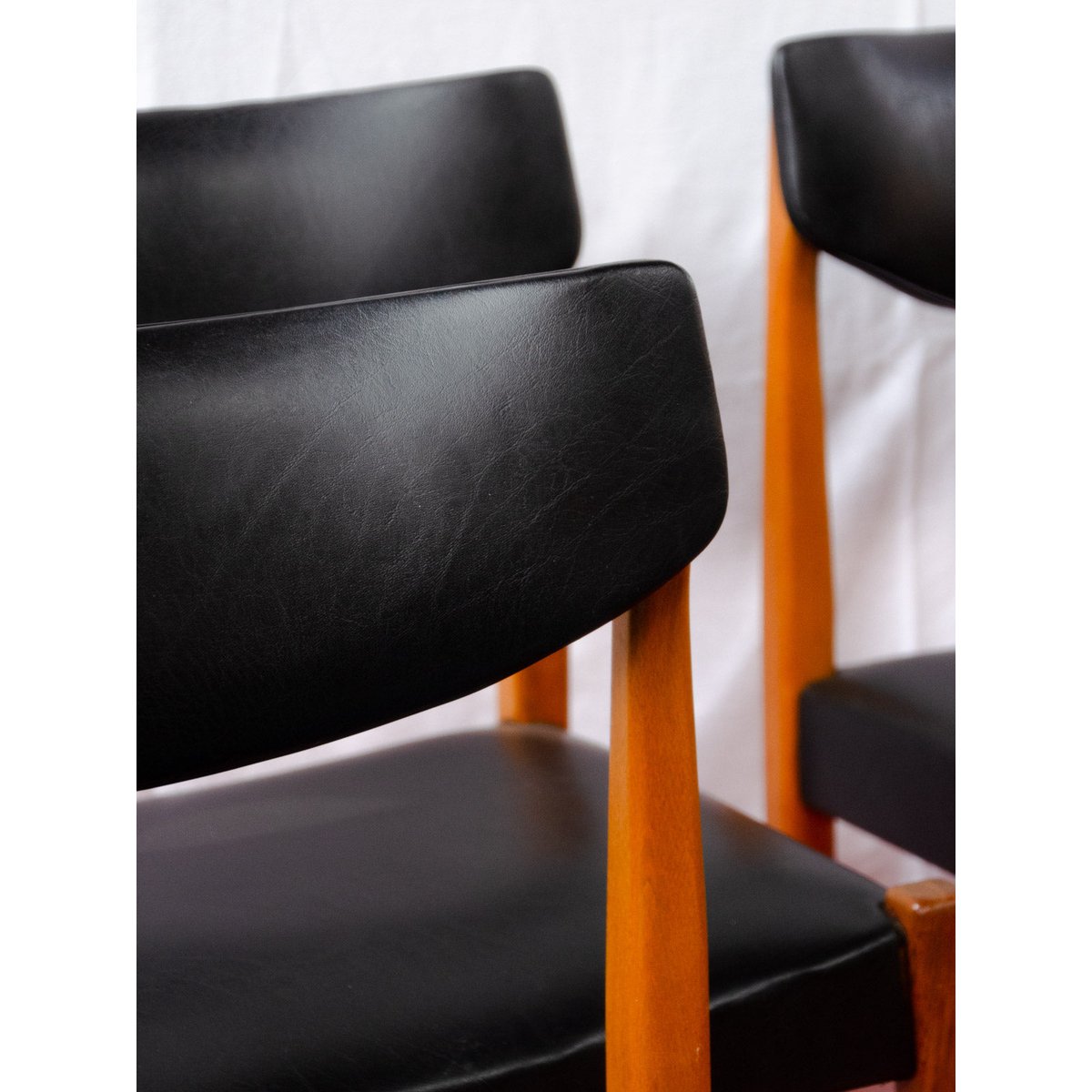Lot de 4 chaises en teck et skaï Alma N°2129 - Bon état bois clair, DEBONGOUT