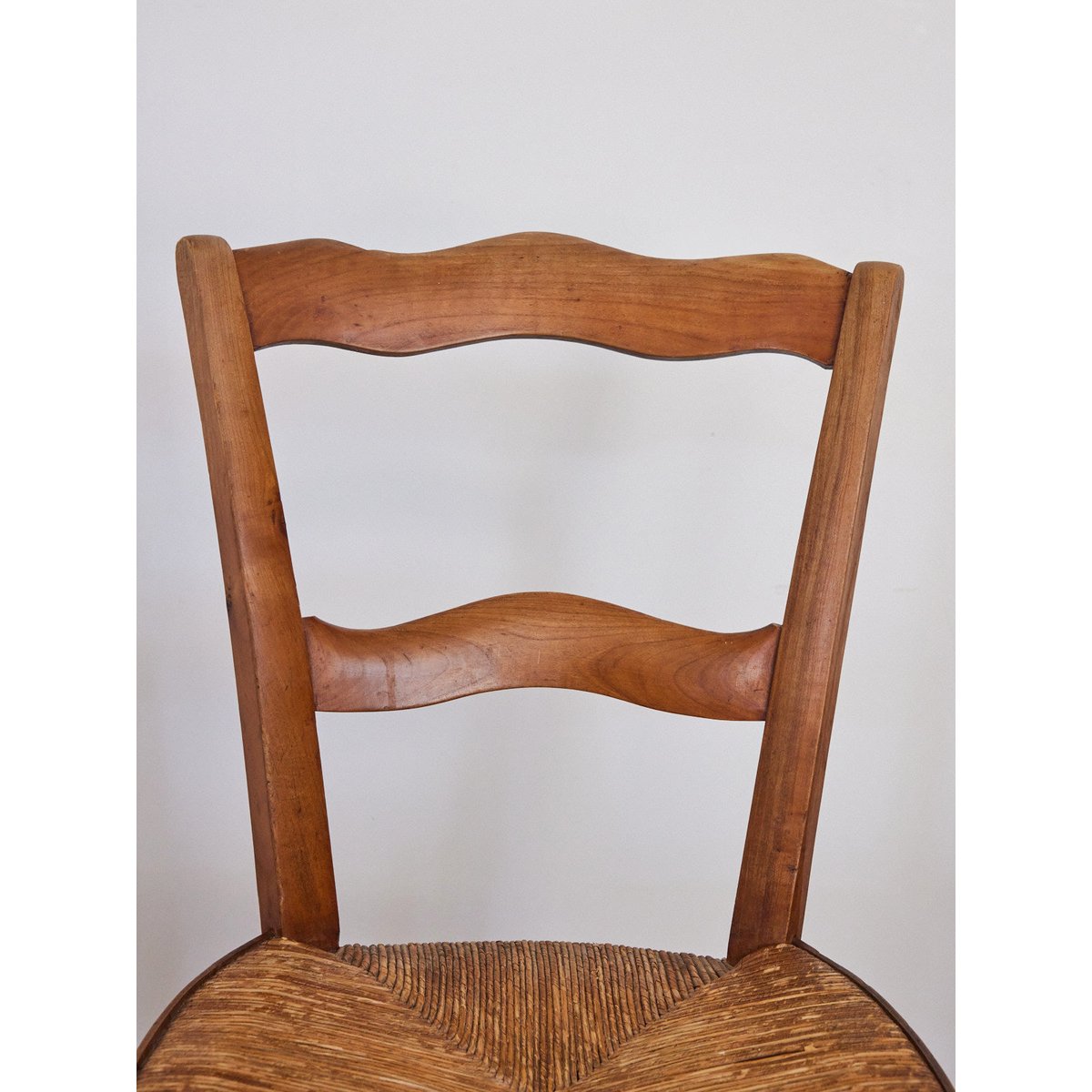 Lot de 5 chaises dépareillées Claude N°1284 - Bon état bois clair, DEBONGOUT
