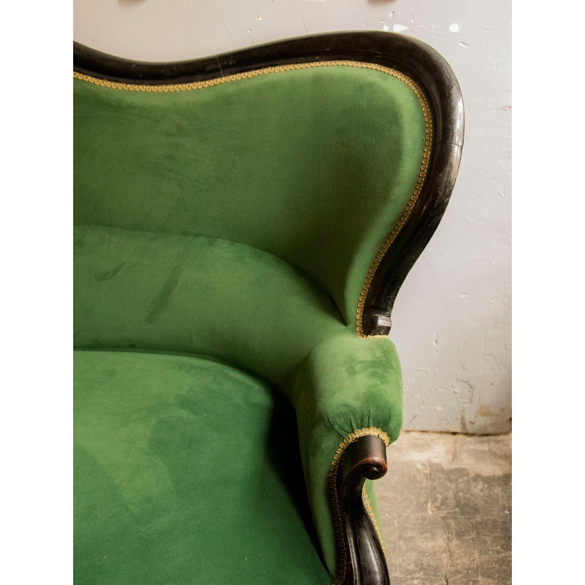 Banquette au style Louis-Philippe en velours retapissé Martine N°57 - Bon état vert foncé, DEBONGOUT