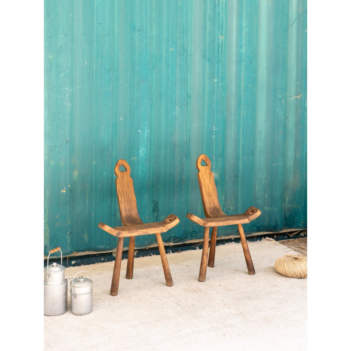 Paire de petites chaises en bois Claude N°1411 - Bon état bois foncé, DEBONGOUT
