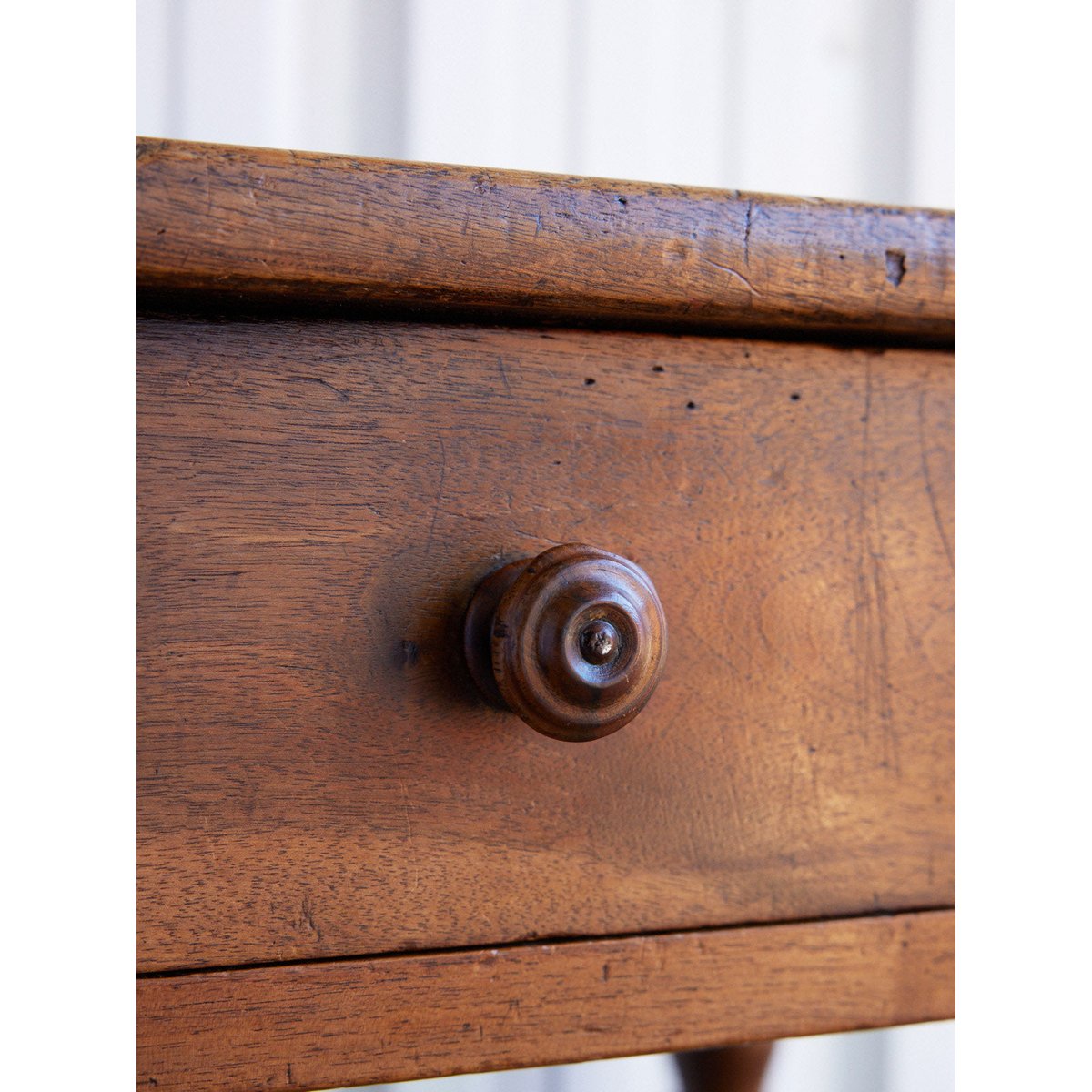 Table d'appoint en bois Francine N°1594 - Bon état bois foncé, DEBONGOUT
