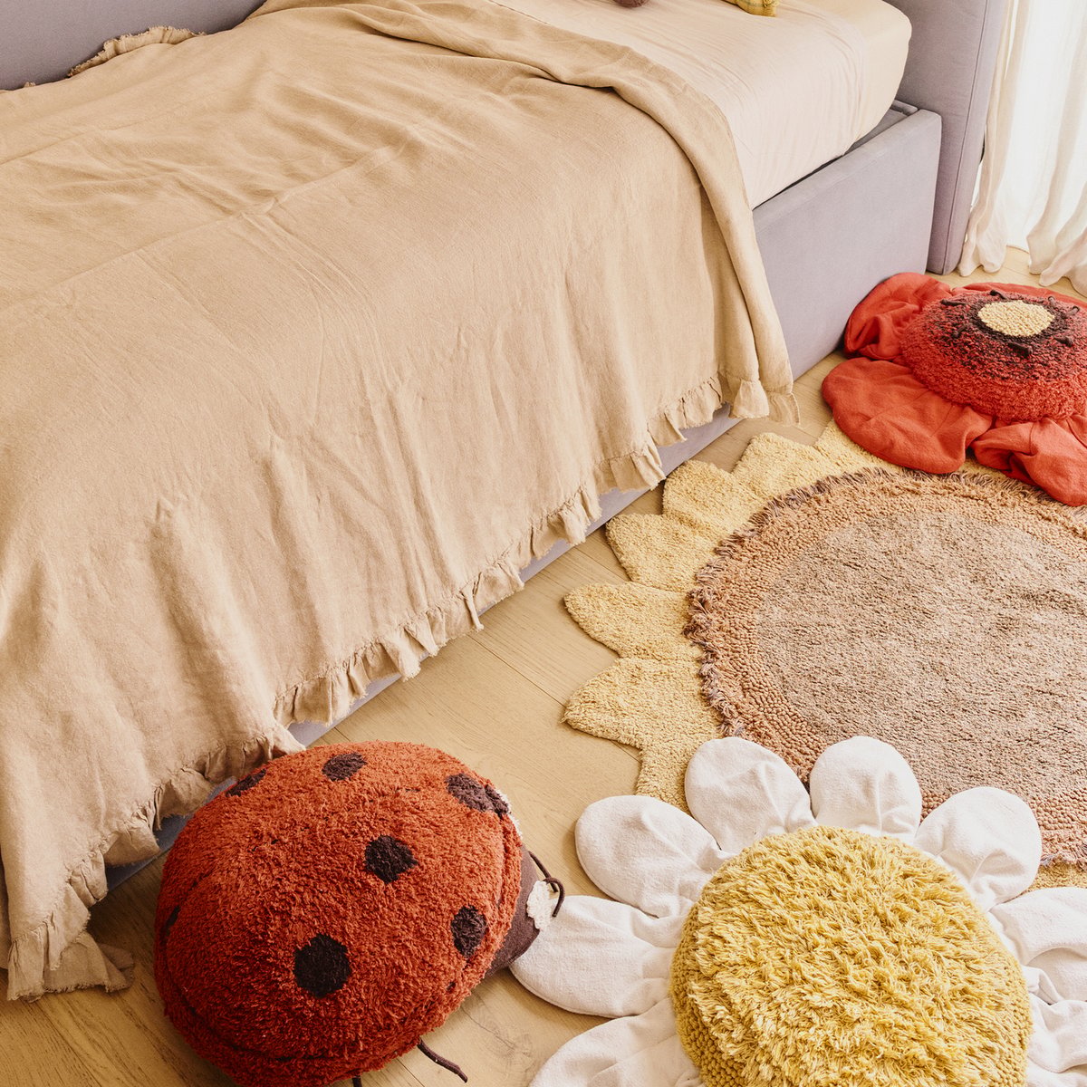 Coussin de sol Coccinelle Maria PETALS & PALS naturel, grain de café, bossa nova, LORENA CANALS