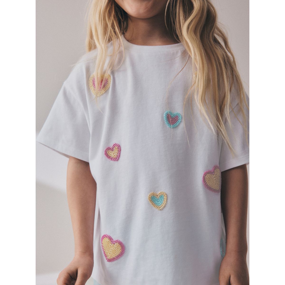 T-shirt orné de perles cœurs blancs pastel, NEXT
