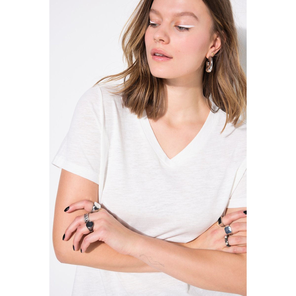 T-shirt à manches courtes et encolure V. blanc cassé, STUDIO UNTOLD