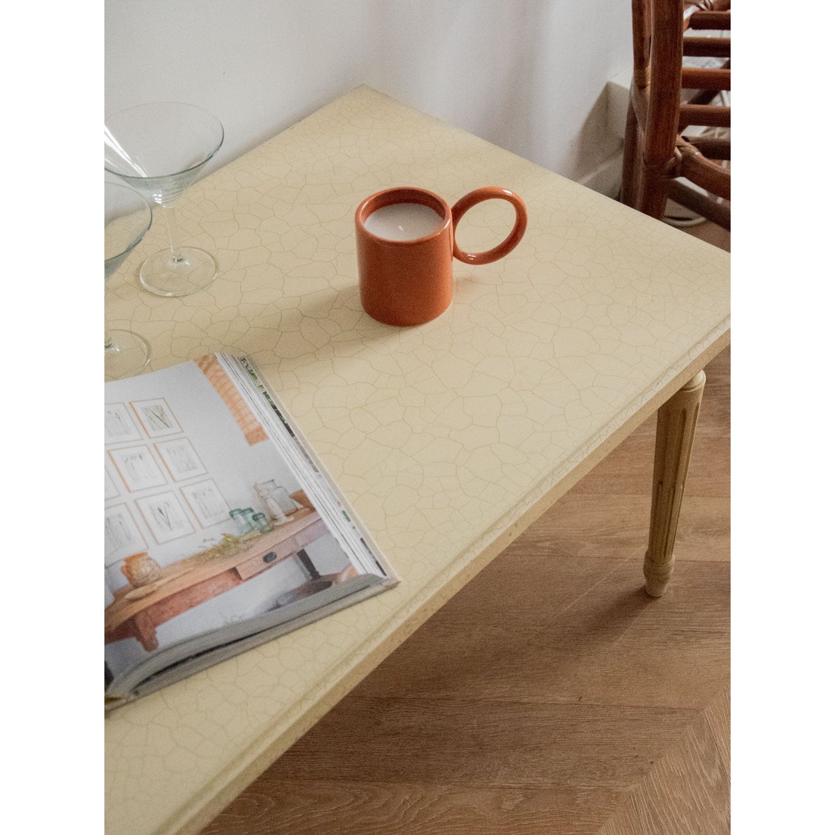 Table basse aux pieds sculptés Léonie N°487 - Bon état beige, DEBONGOUT