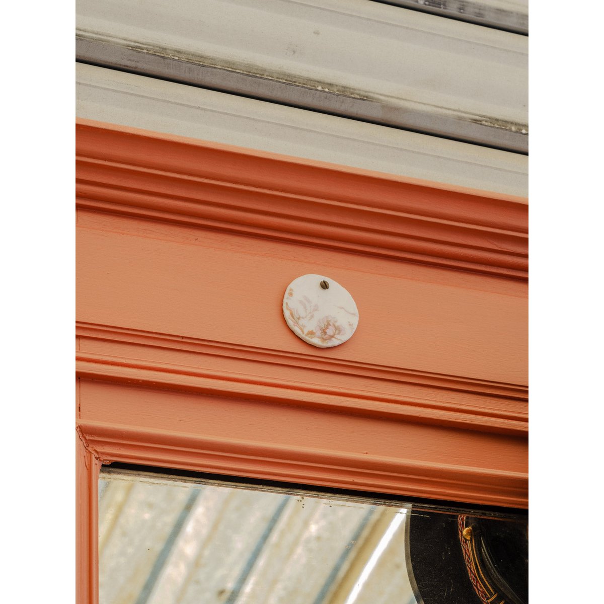 Porte-manteau vestiaire en bois saumon Max N°490 - Bon état rose, DEBONGOUT