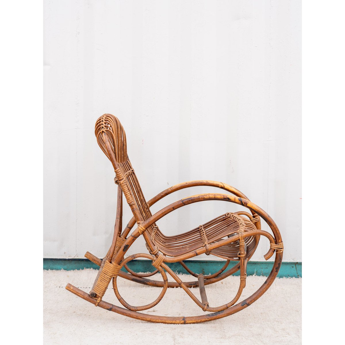 Rocking-chair en rotin Alibert N°90 - Bon état bois foncé, DEBONGOUT