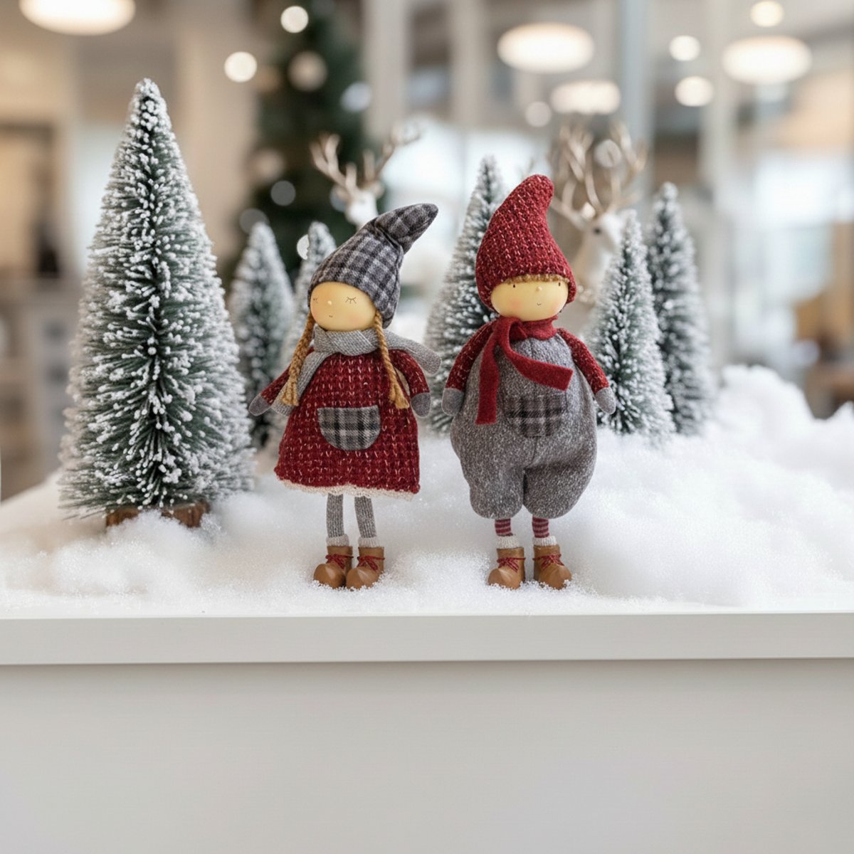 Figurine de noël fillette debout en résine H33 OLAF rouge et gris, SIA DECO