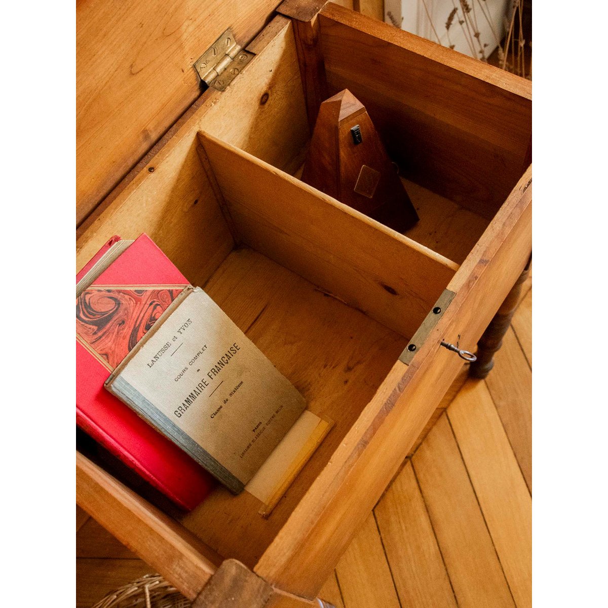 Travailleuse en bois sculpté Brigitte N°351 - Bon état bois foncé, DEBONGOUT