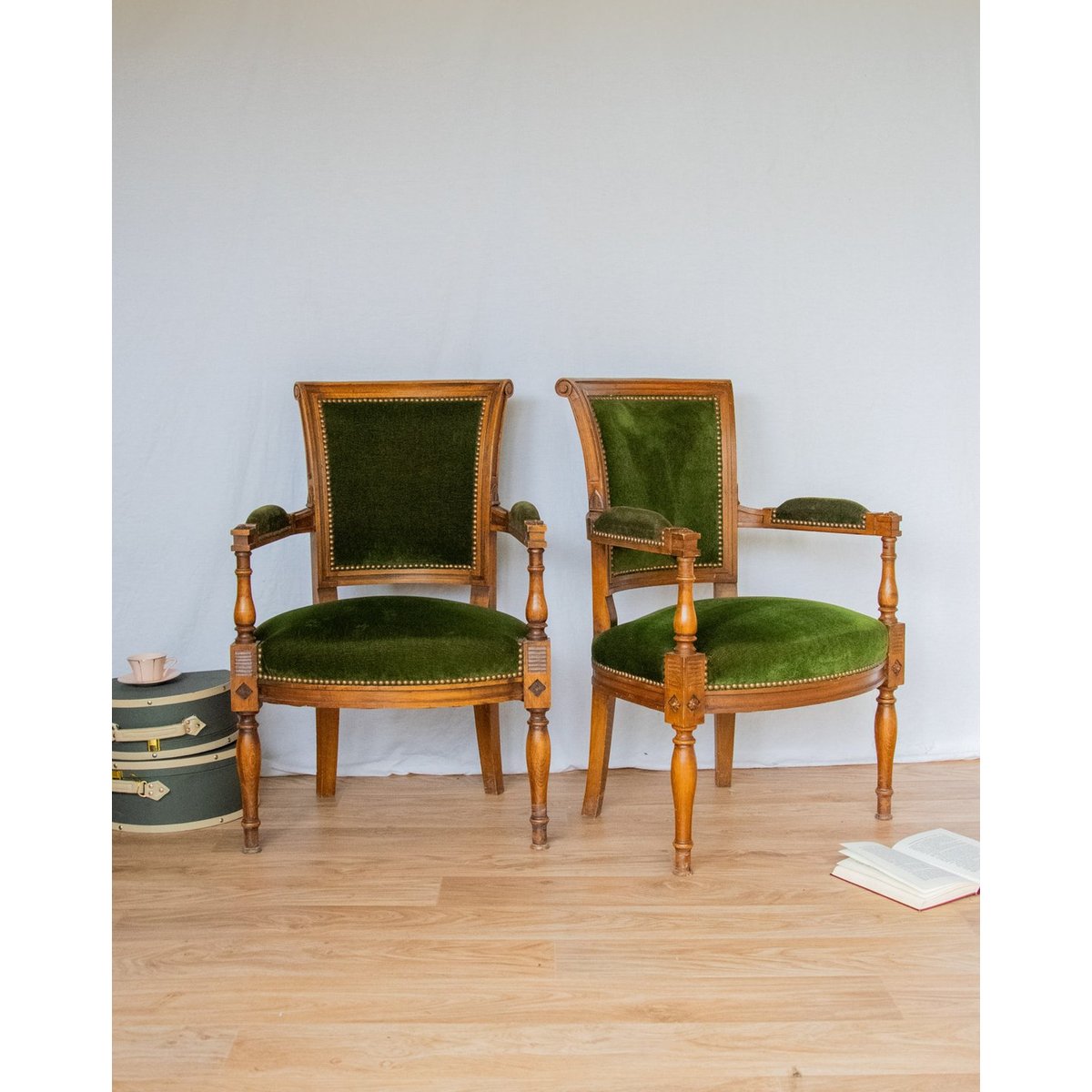 Paire de fauteuils en velours Ernest N°649 - Bon état bois foncé, DEBONGOUT