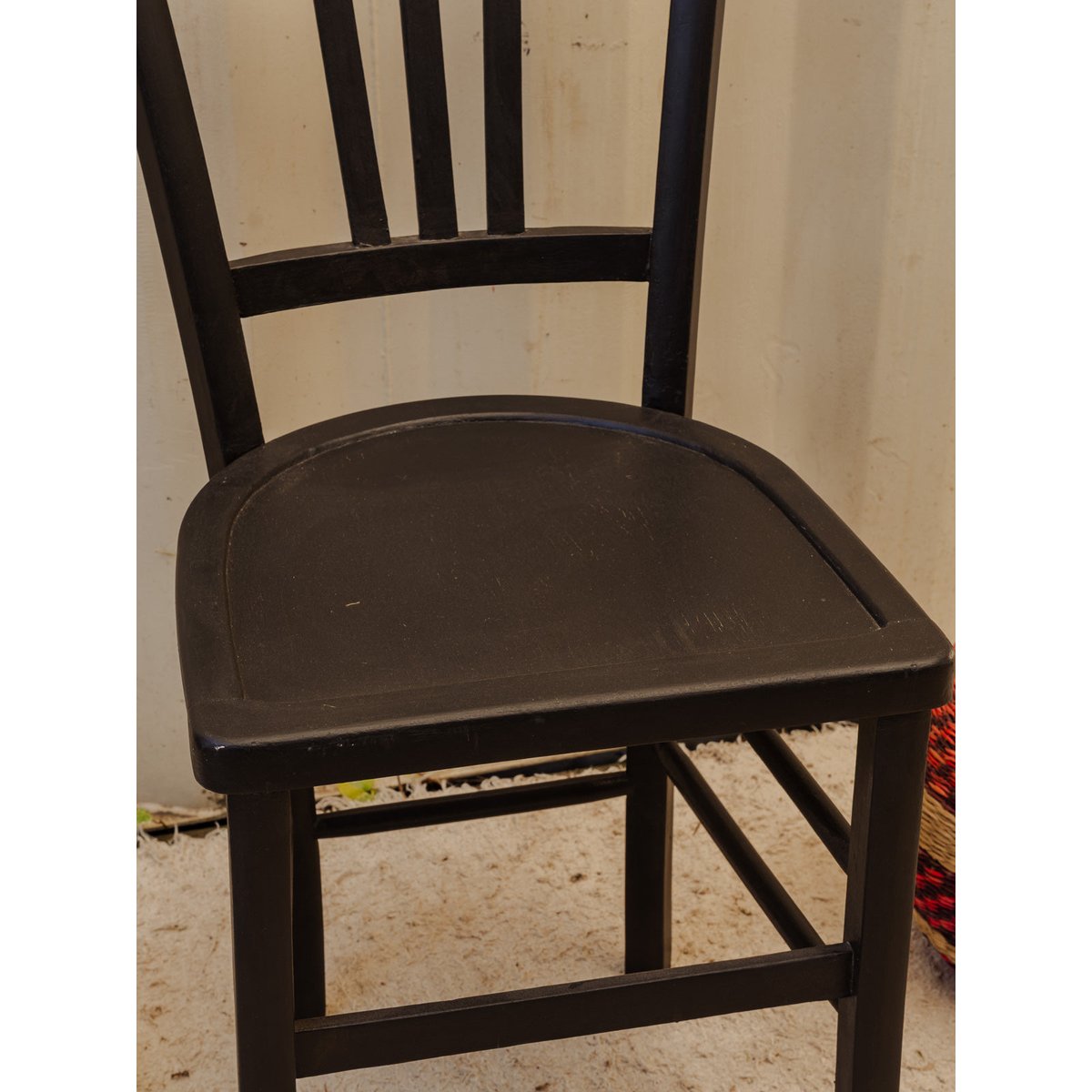 Chaise en bois noir Claude N°1551 - Bon état noir, DEBONGOUT