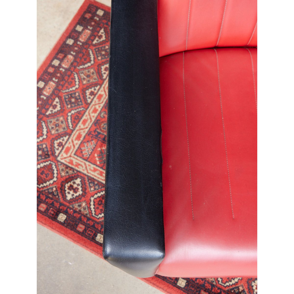 Fauteuil vintage en skai bicolore Jakob N°1285 - Bon état rouge, DEBONGOUT