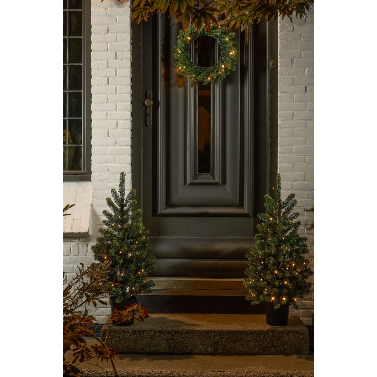 Lot de 2 sapins de Noël et 1 couronne d’extérieur avec LED NAGOYA blanc, BLACK BOX TREES