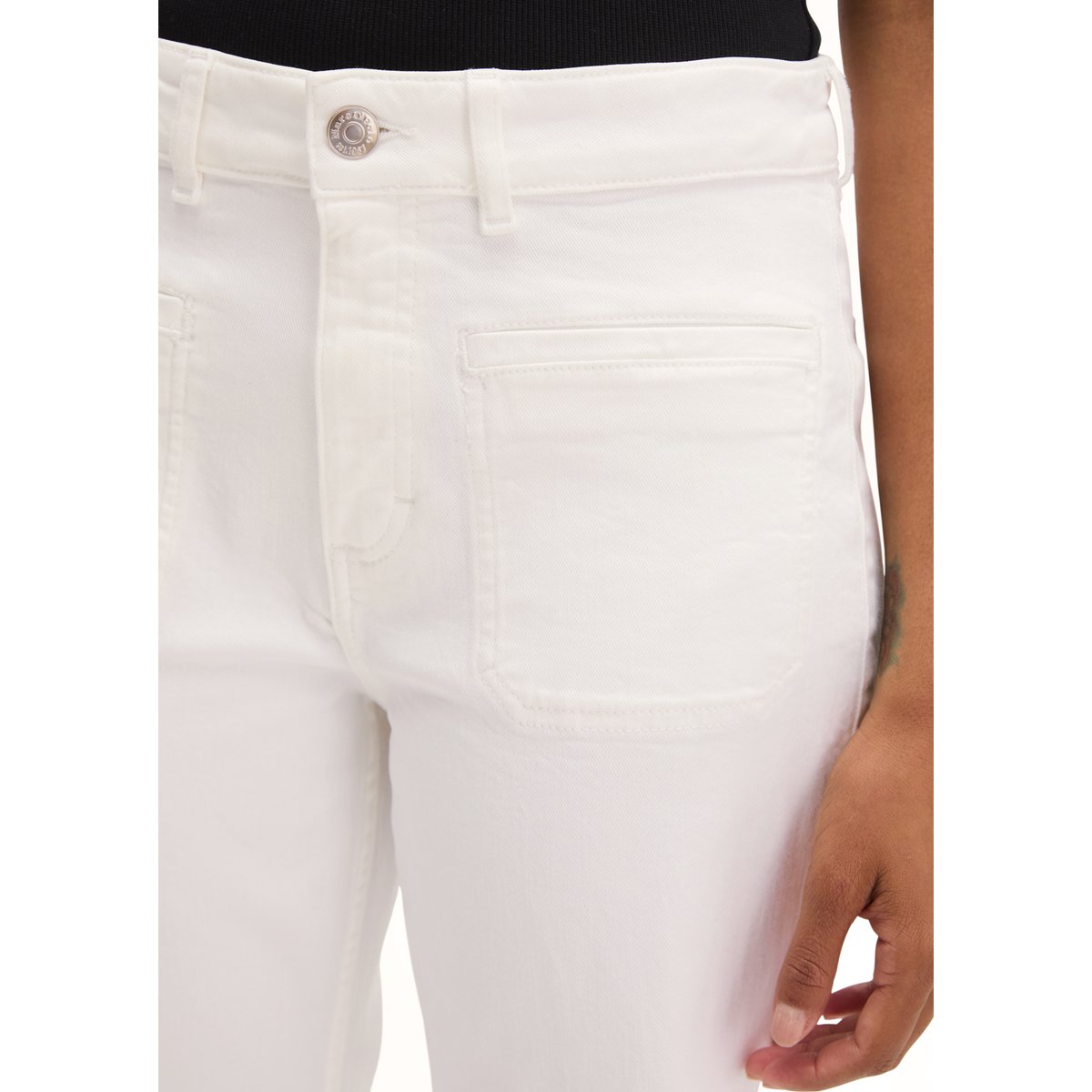 Jeans modèle Caya flared en denim Left Hand blanc, MARC O'POLO