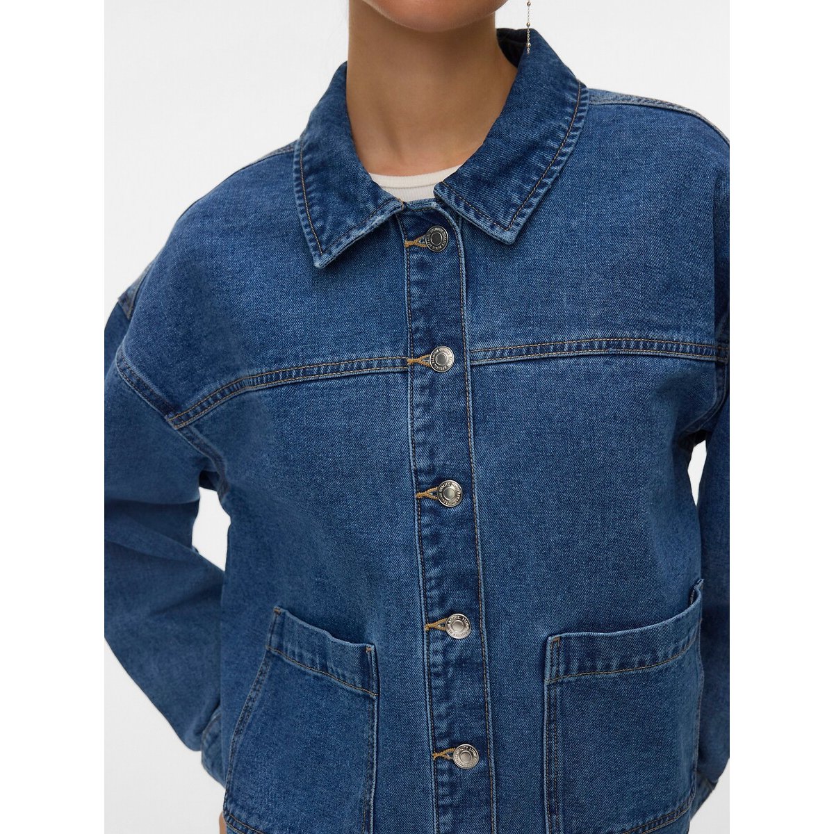 Giacca in denim abbottonata con tasche, collo a polo medium blue, VERO MODA
