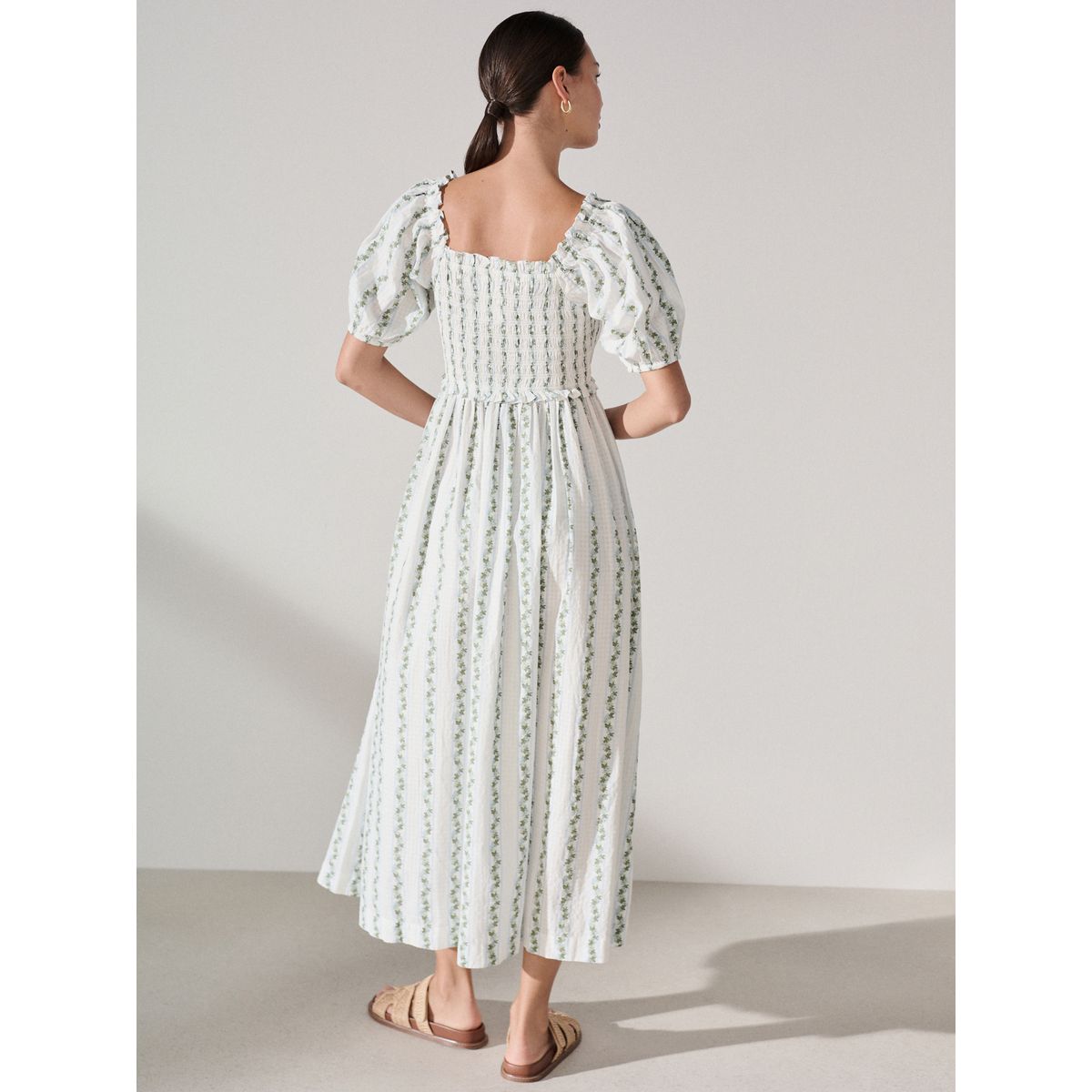 Robe mi-longue froncée à manches bouffantes imprimé floral à petites fleurs blanc/bleu, NEXT