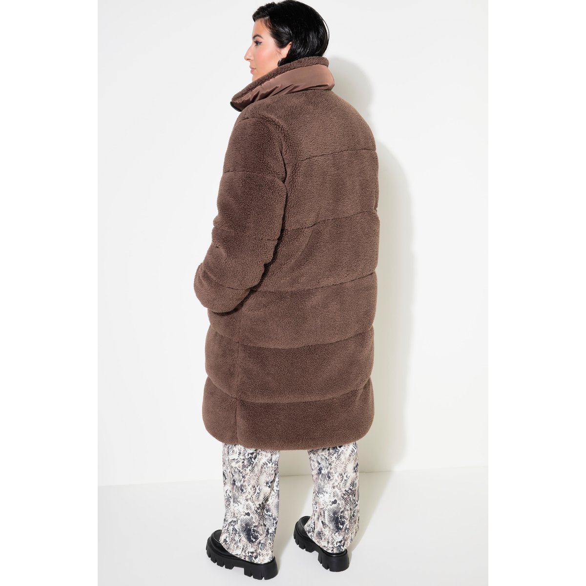 Doudoune longue en polaire bouclée. Épaules marron foncé, STUDIO UNTOLD