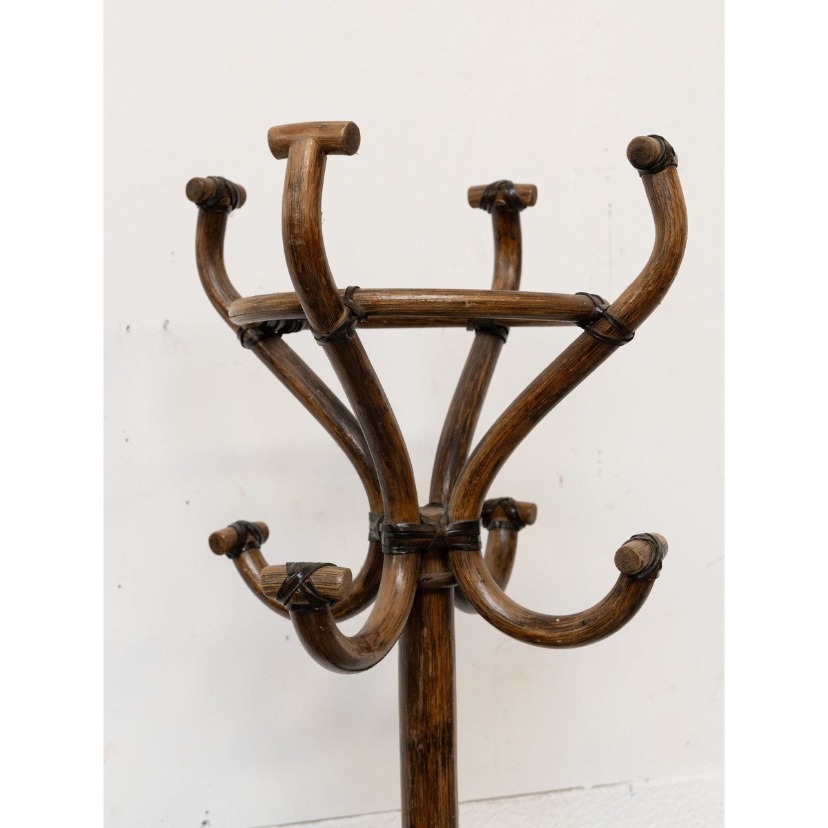 Porte-manteau en bois et cuir Max N°506 - Bon état bois foncé, DEBONGOUT